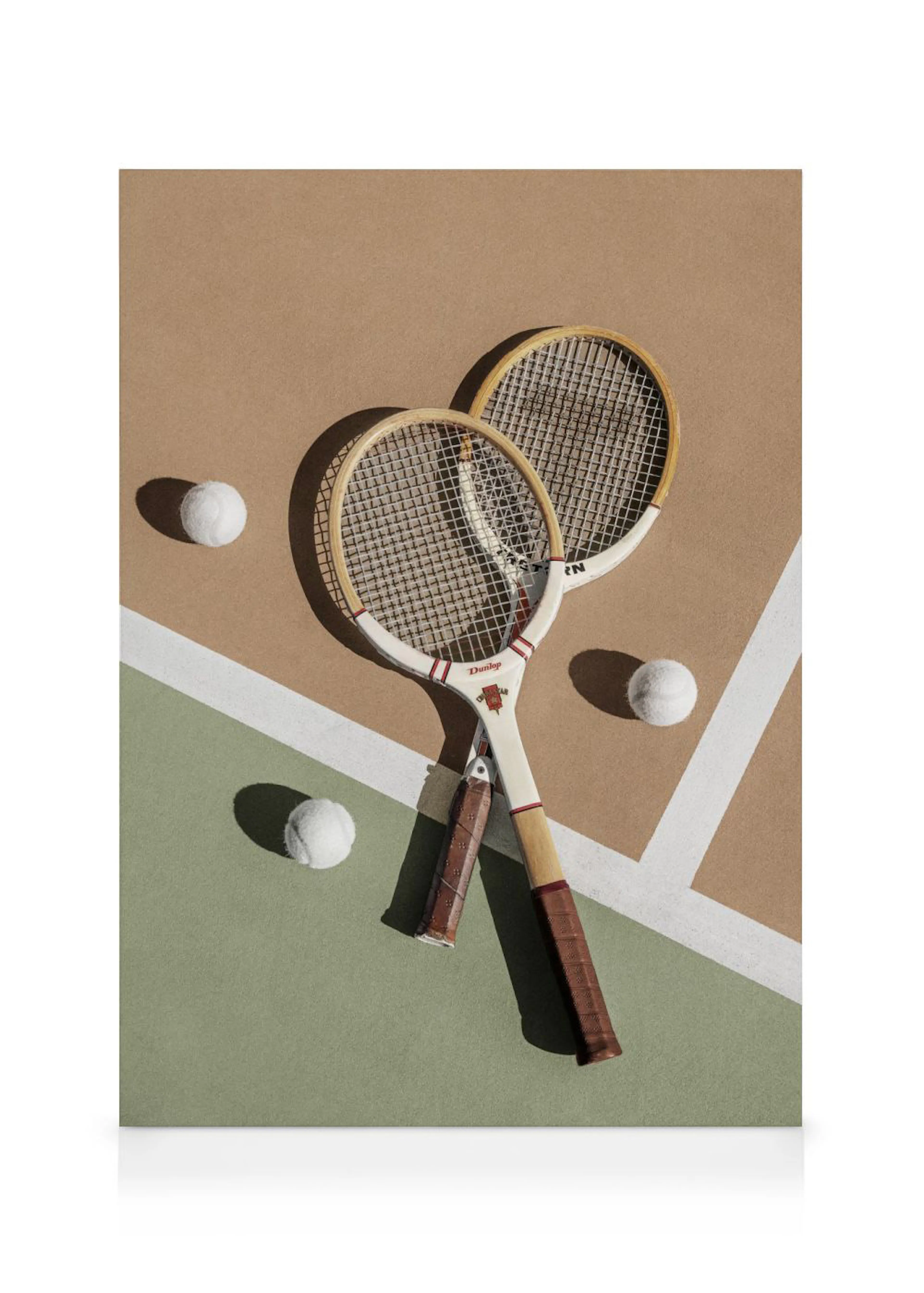 Lerretsbilde av tennisbane med to retro tennisracketer og tre hvite tennisballer i grønt og brunt.