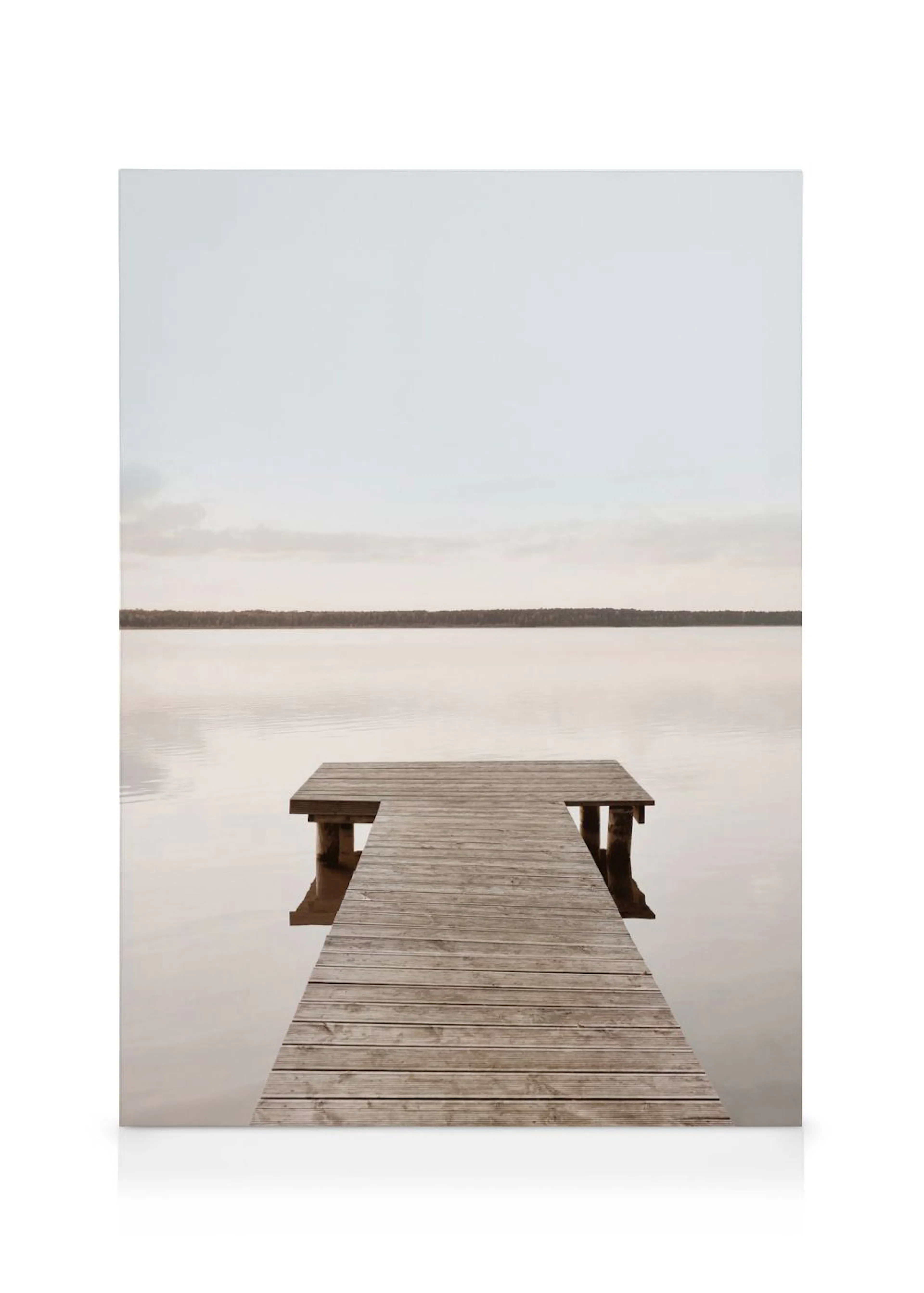 Lienzo de un muelle de madera sobre un lago tranquilo con un cielo pálido y una línea de árboles al fondo.