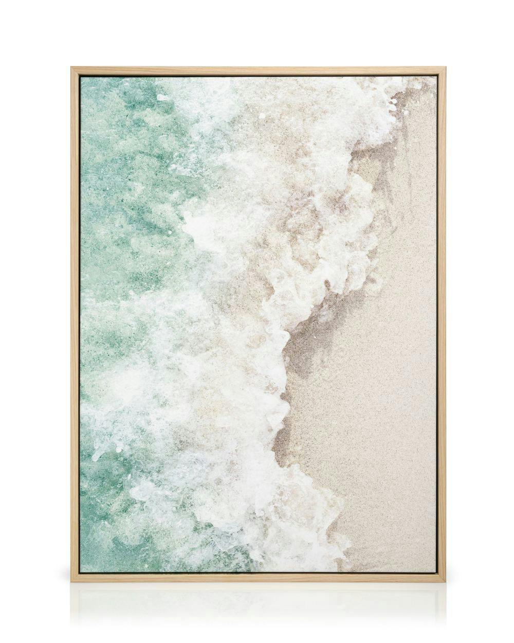 Canvastavla som visar sandstrand med vågor som sköljer in från vänster, i turkost, vitt och sandfärgade nyanser.