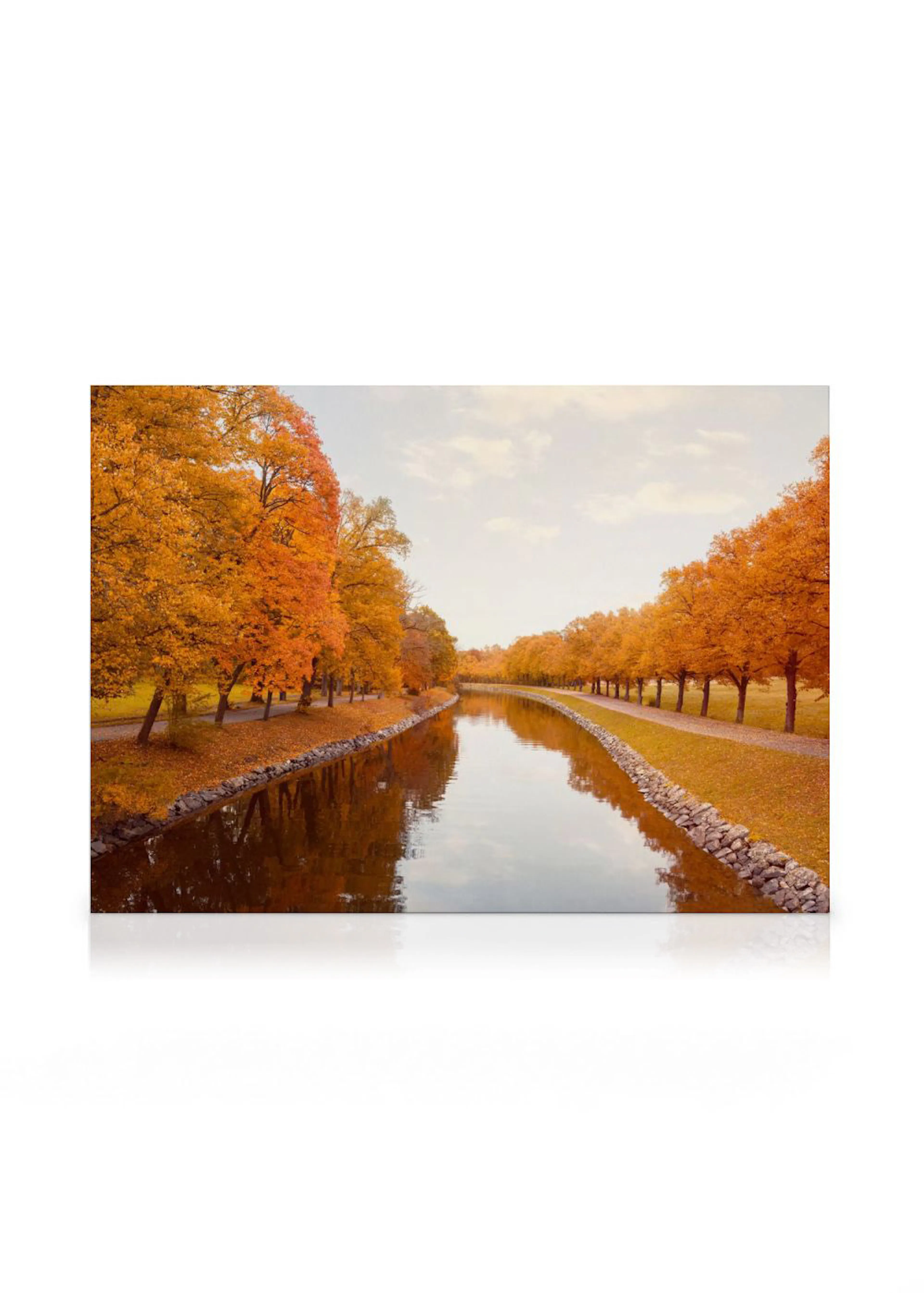 Een canvas met een rivier omzoomd door bomen met oranje herfstbladeren onder een lichte hemel.