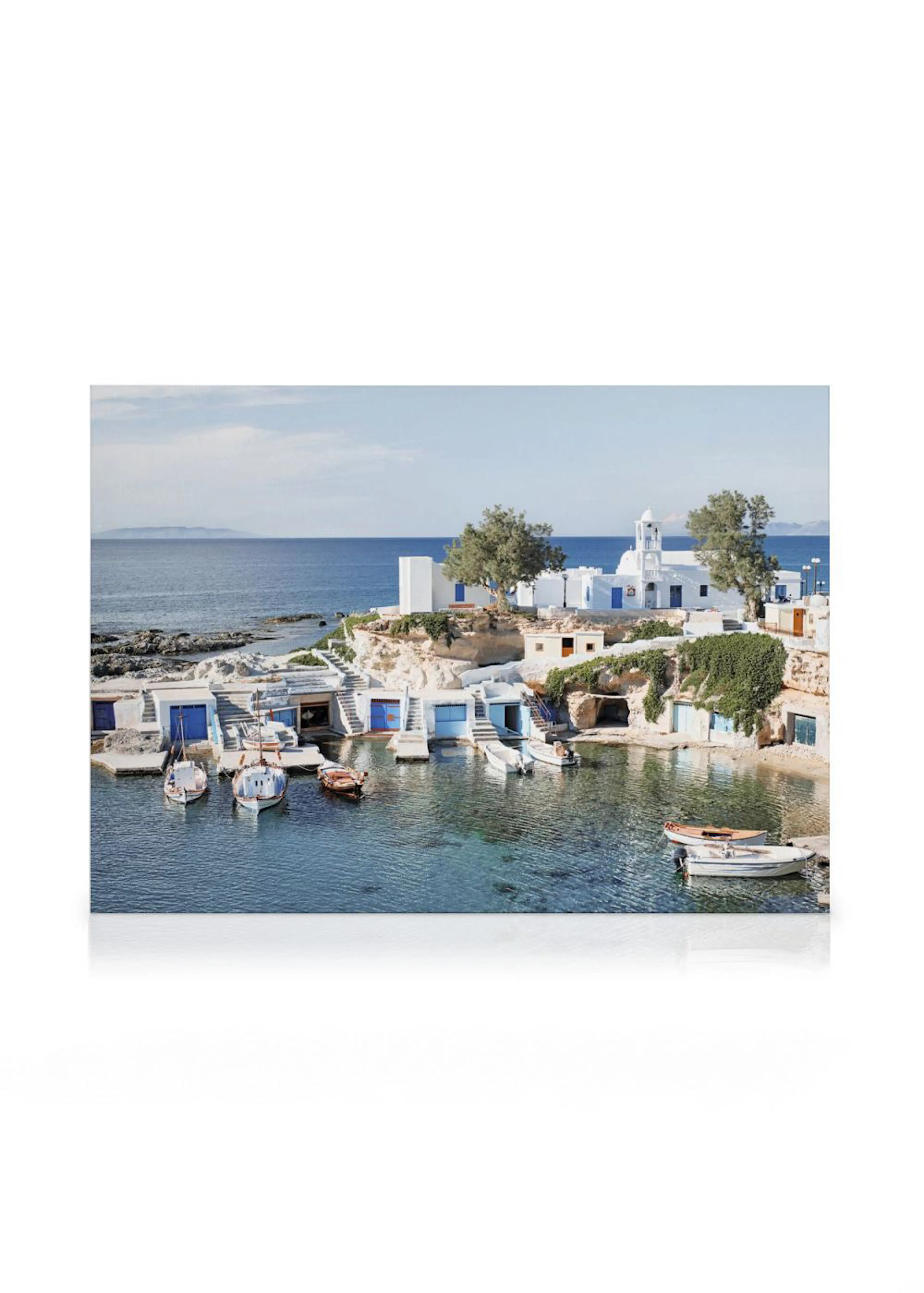 Een canvas van een witte Griekse haven met blauwe deuren en boten in helderblauw water.