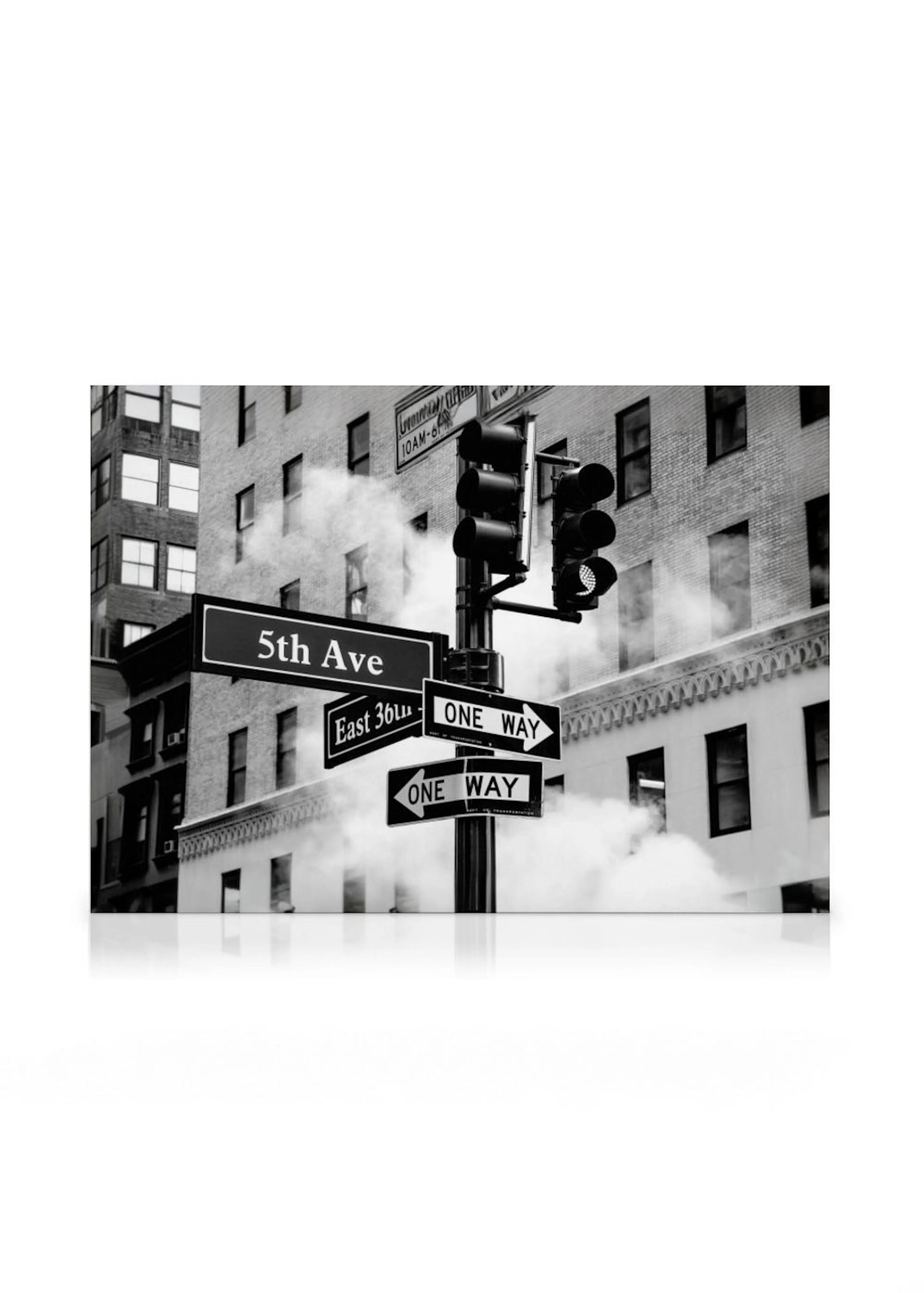 Zwart-wit canvas van een straatnaambord bij 5th Ave en East 36th Street in New York, met stoom op de achtergrond.