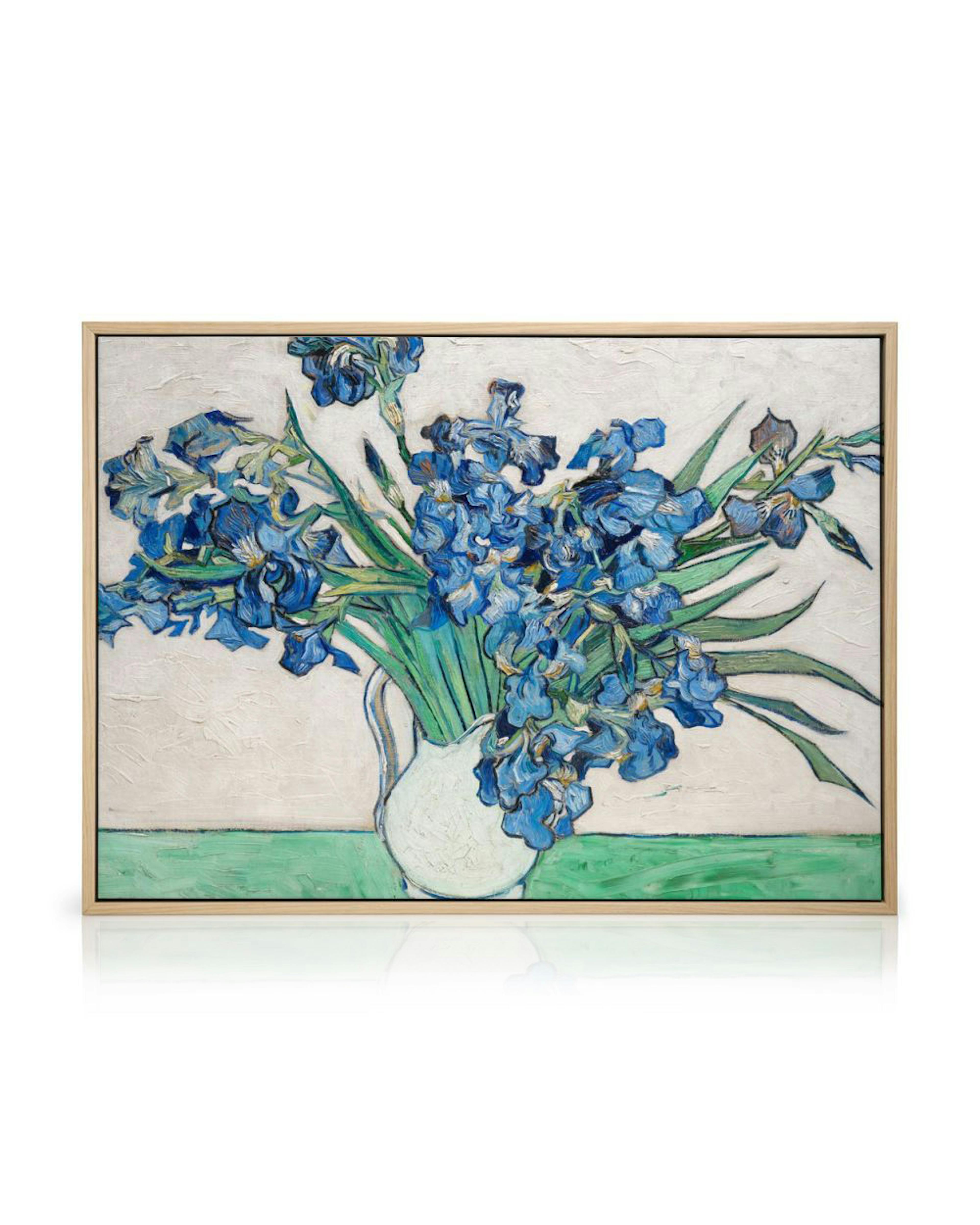 Van Gogh Irises festményének canvas változata, melyen kék íriszek láthatók egy fehér vázában, világos háttér előtt.