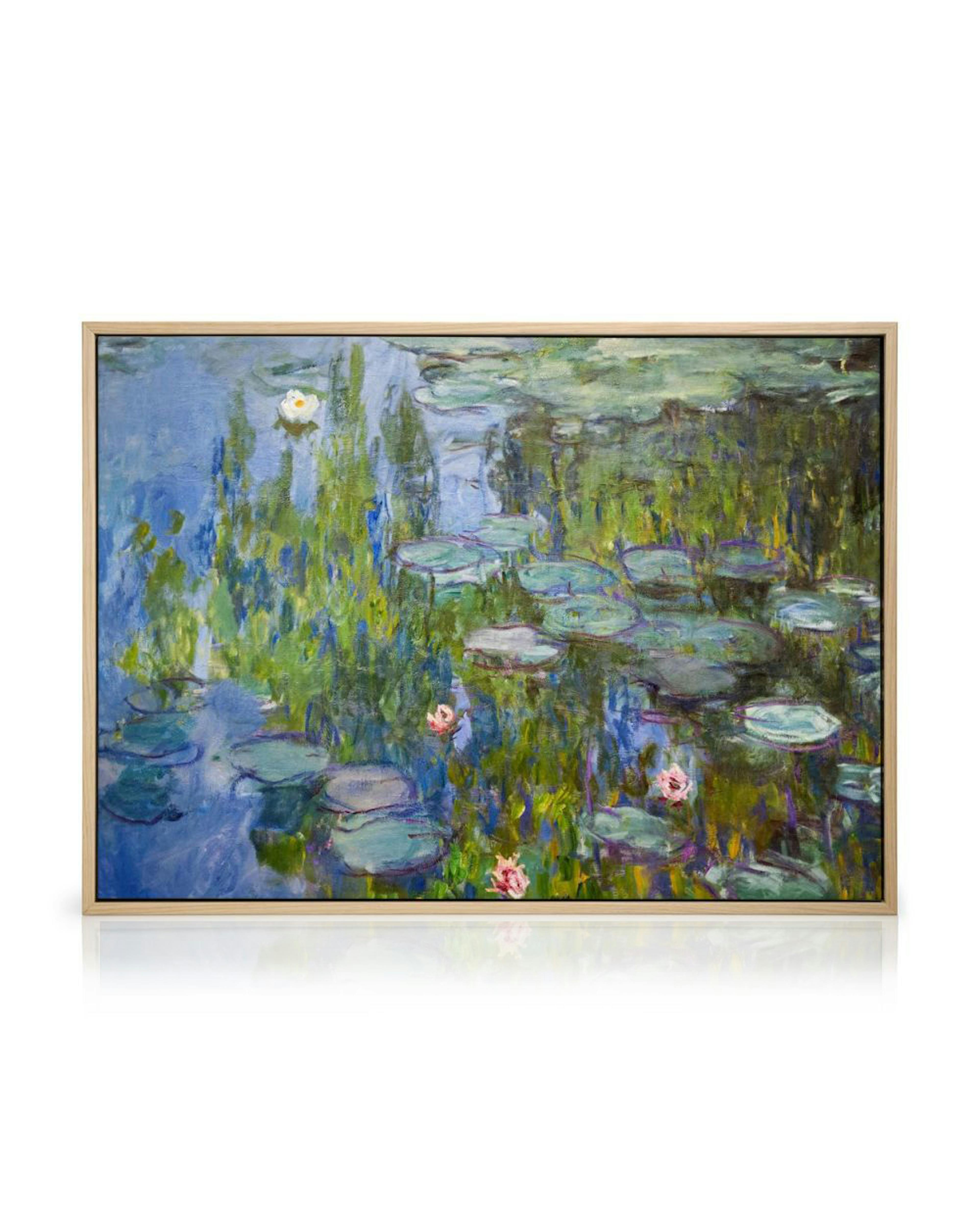 Monet-stílusú canvas festmény kék taviról, zöld tavirózsalevelekkel és három rózsaszín virággal.