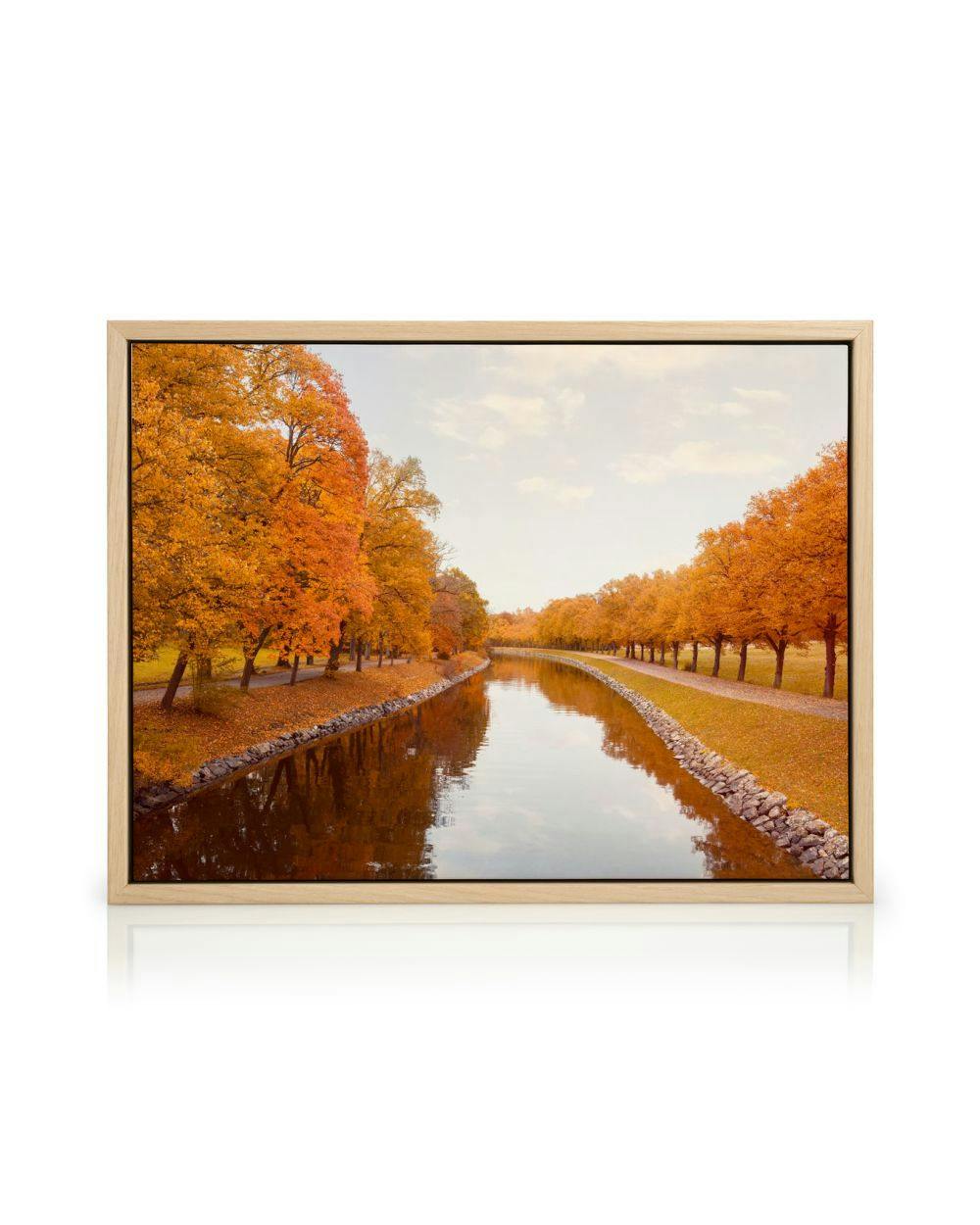 Toile paysage dautomne avec un canal bordé darbres aux feuilles orange vif reflétées dans leau.