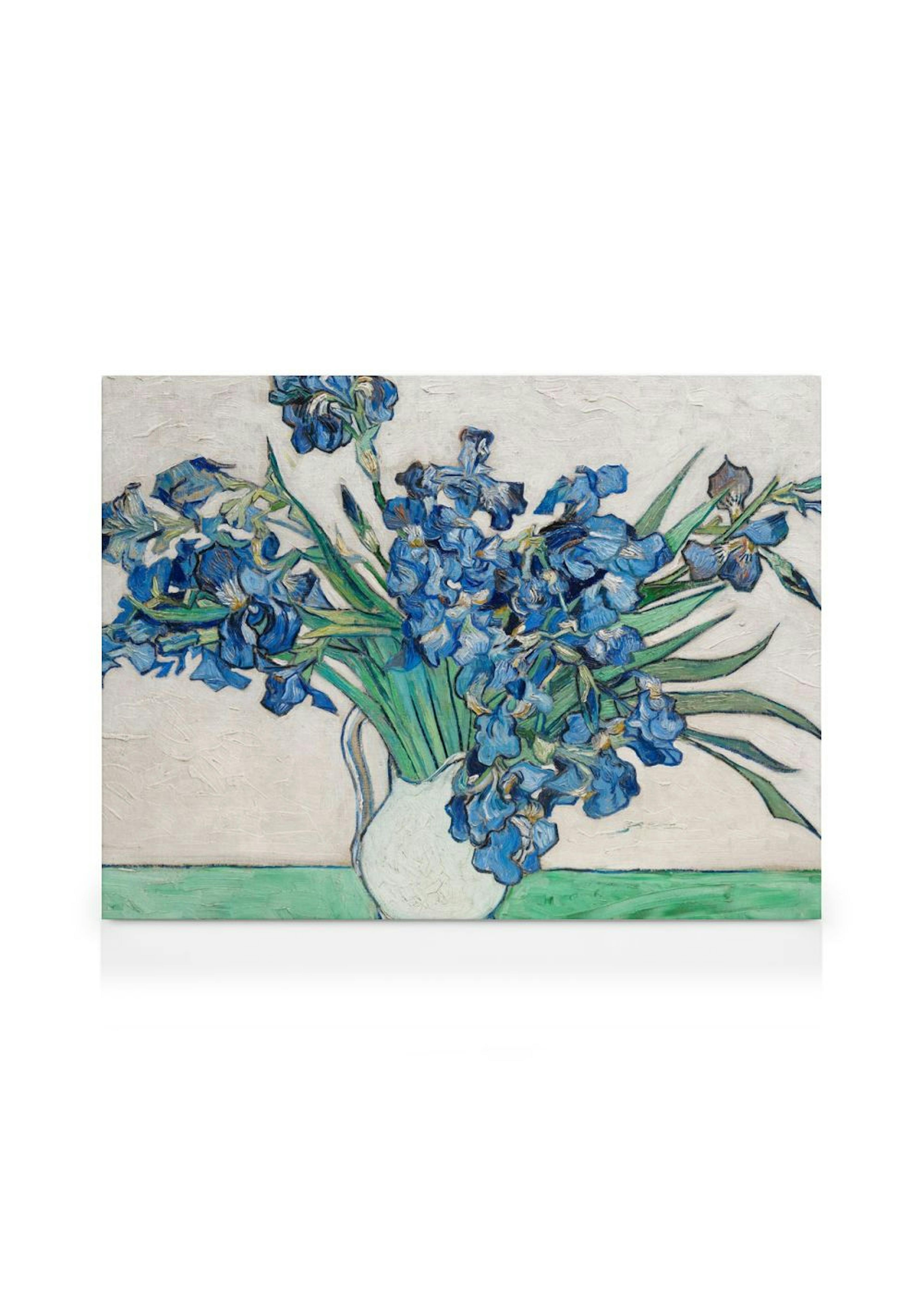 Leinwandbild mit einem Stillleben blauer Schwertlilien in einer weißen Vase auf grünem Grund, impressionistischer Stil.