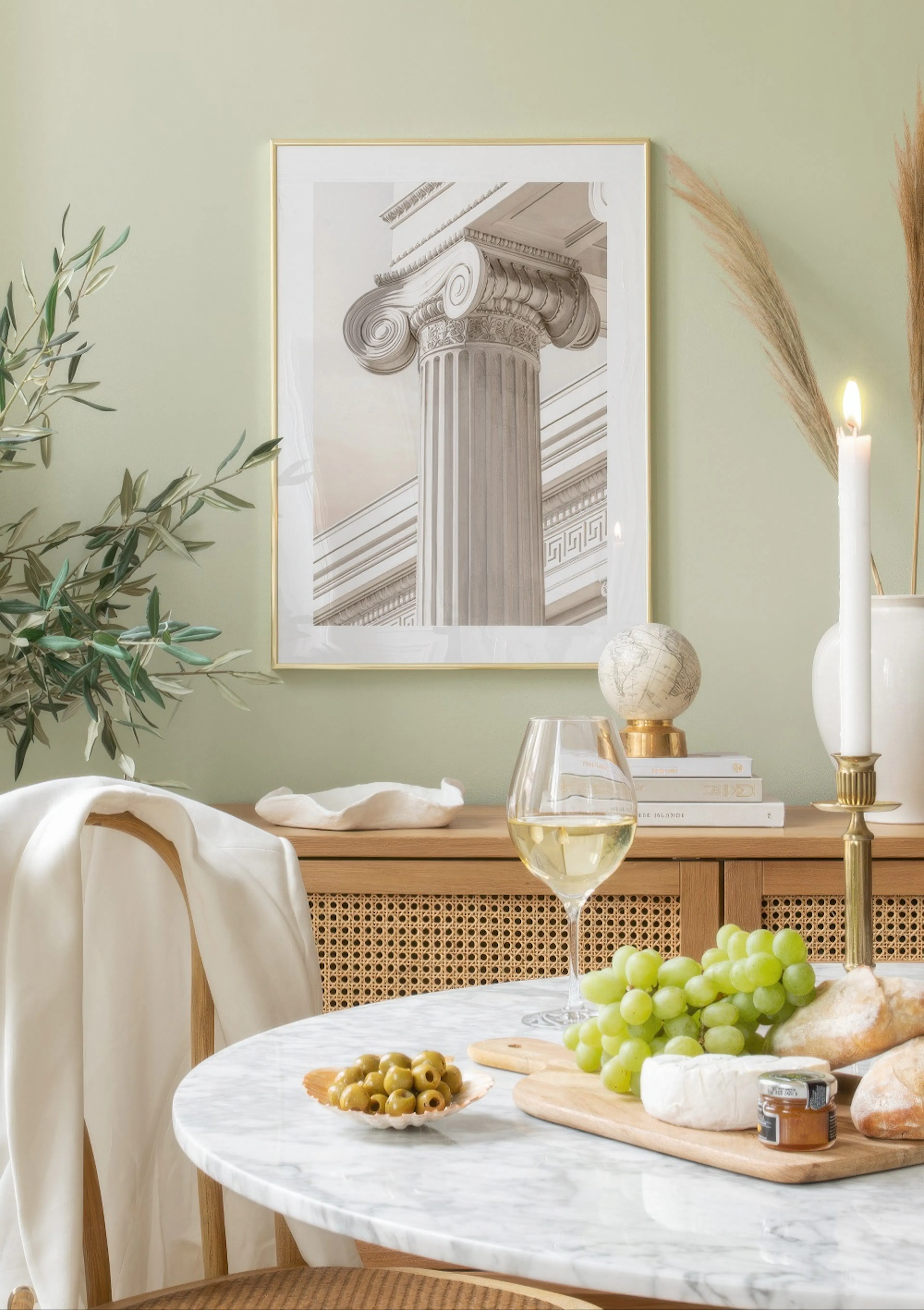 Poster einer antiken Säule mit ionischem Kapitell in einem Wohnzimmer mit Esstisch.