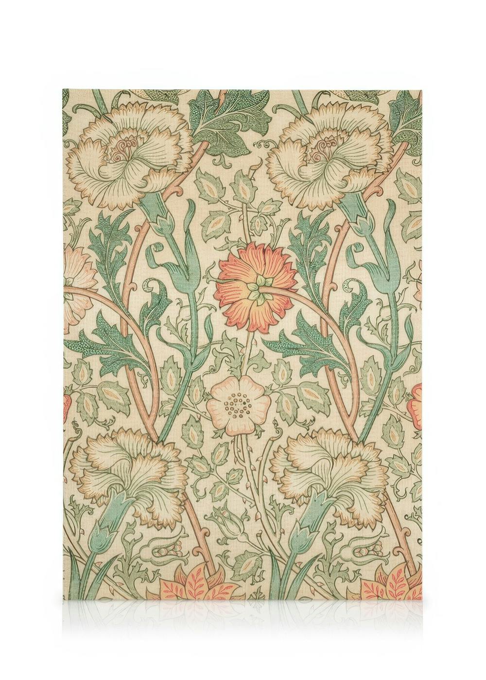 En canvastavla med ett detaljerat mönster av persikofärgade och krämfärgade nejlikor med gröna blad på ljus bakgrund.