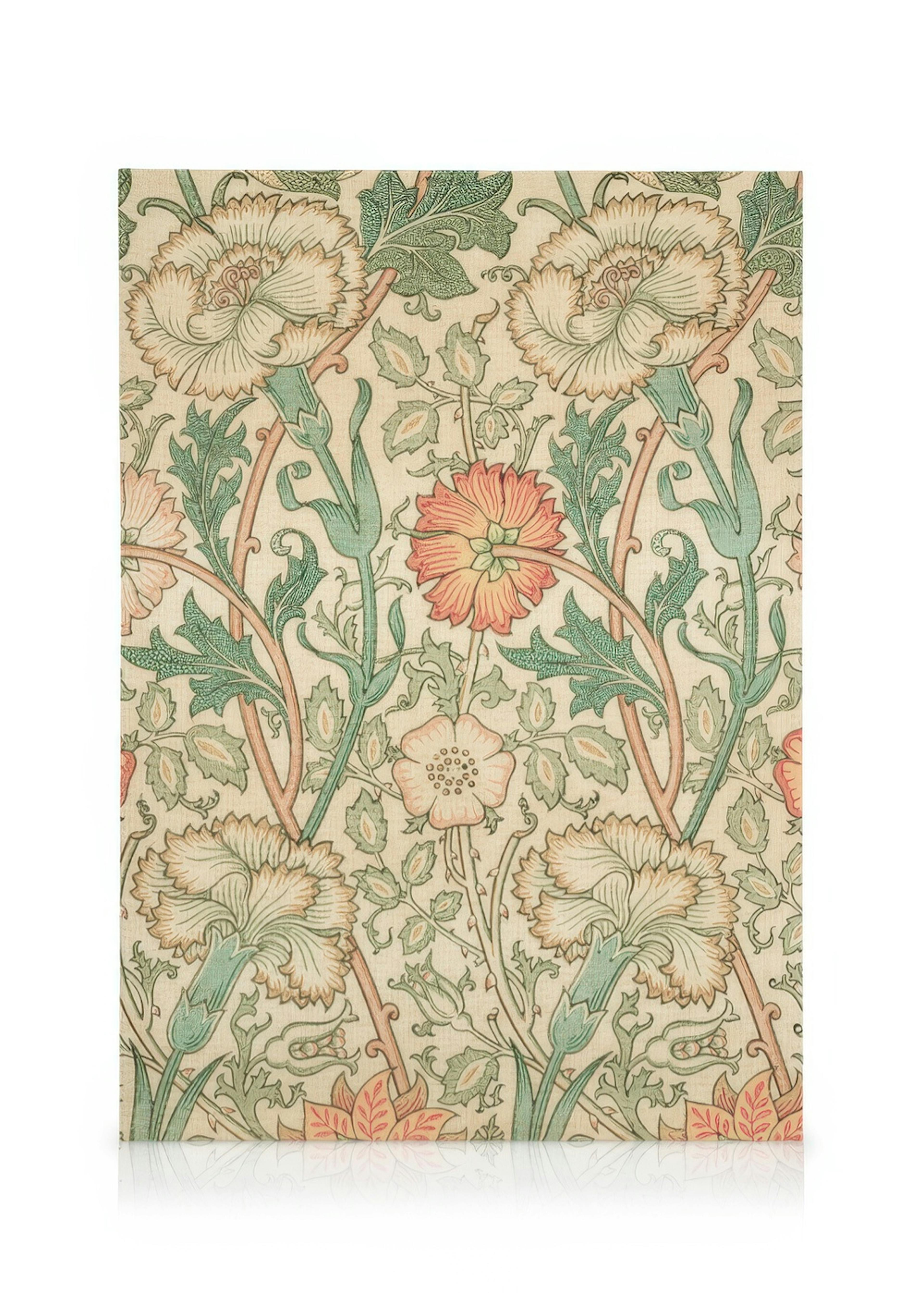 En canvastavla med ett detaljerat mönster av persikofärgade och krämfärgade nejlikor med gröna blad på ljus bakgrund.