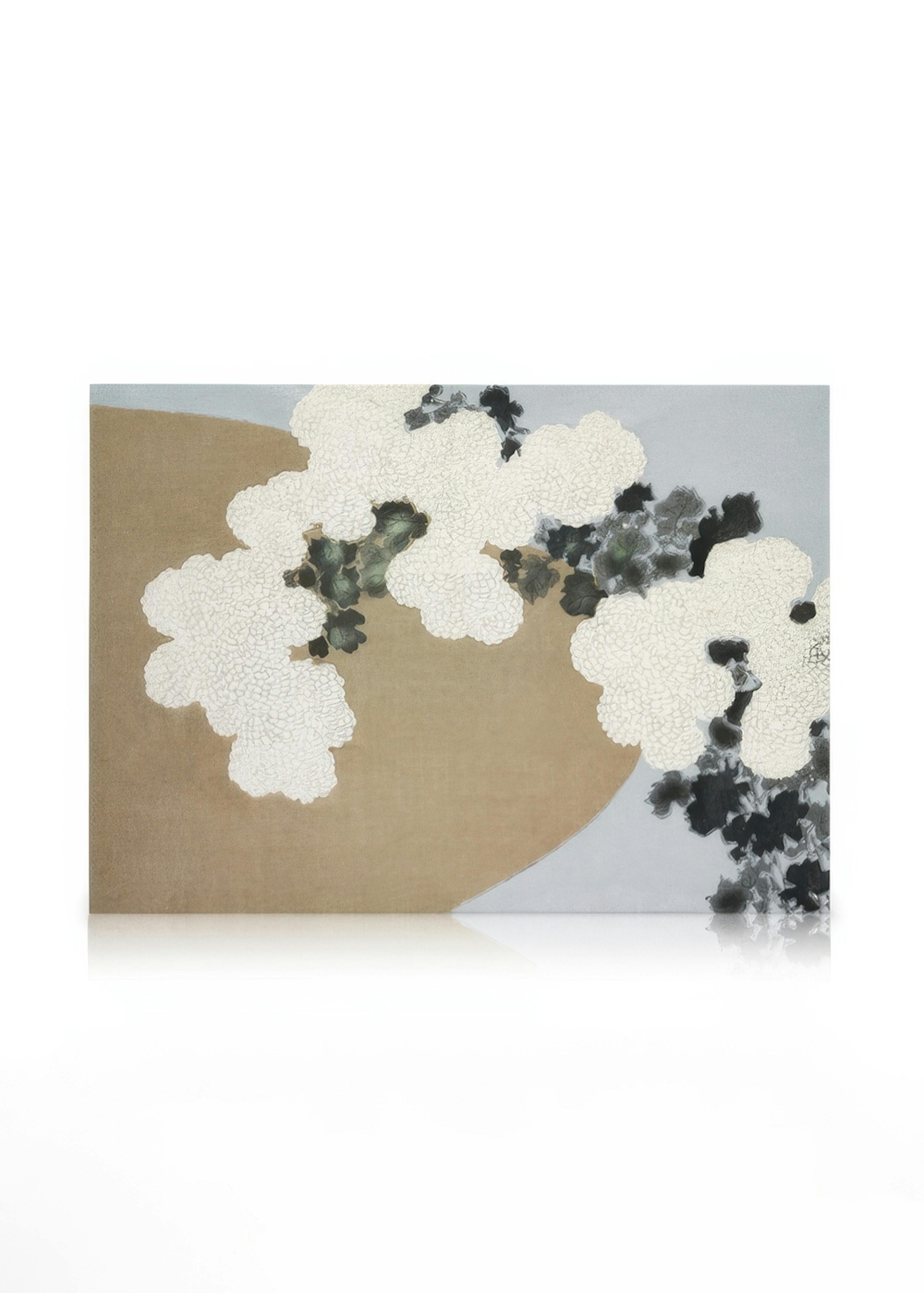 Toile florale avec des fleurs blanches texturées et des feuilles sombres sur fond beige et gris clair.