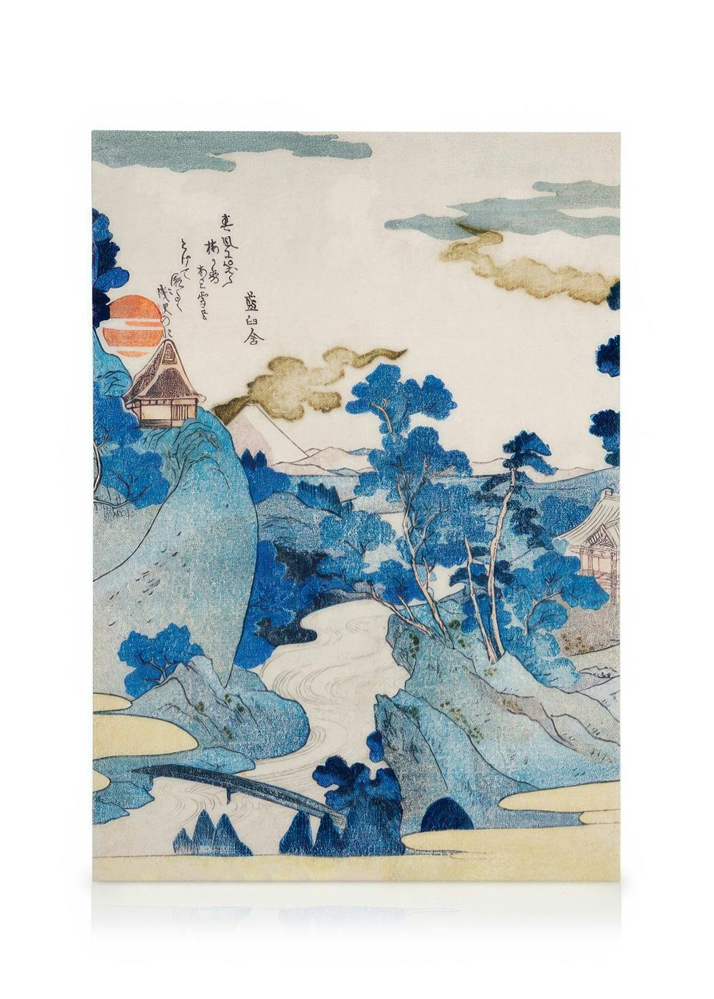 Toile japonaise représentant un paysage de montagne bleu avec une maison et un soleil rouge orangé.