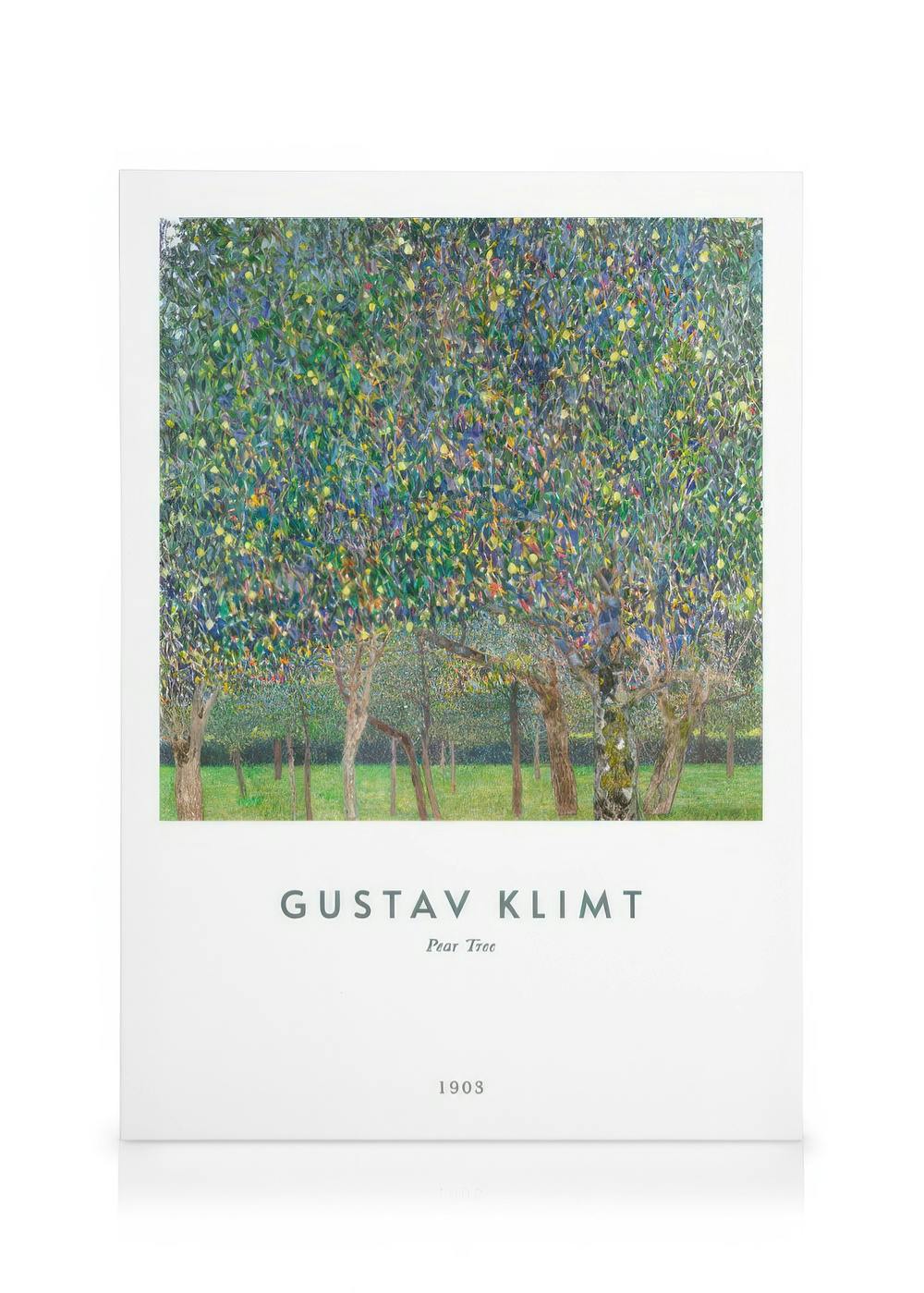 Et lærred med Gustav Klimts maleri Pæretræ fra 1903, der viser et grønt, farverigt trælandskab.