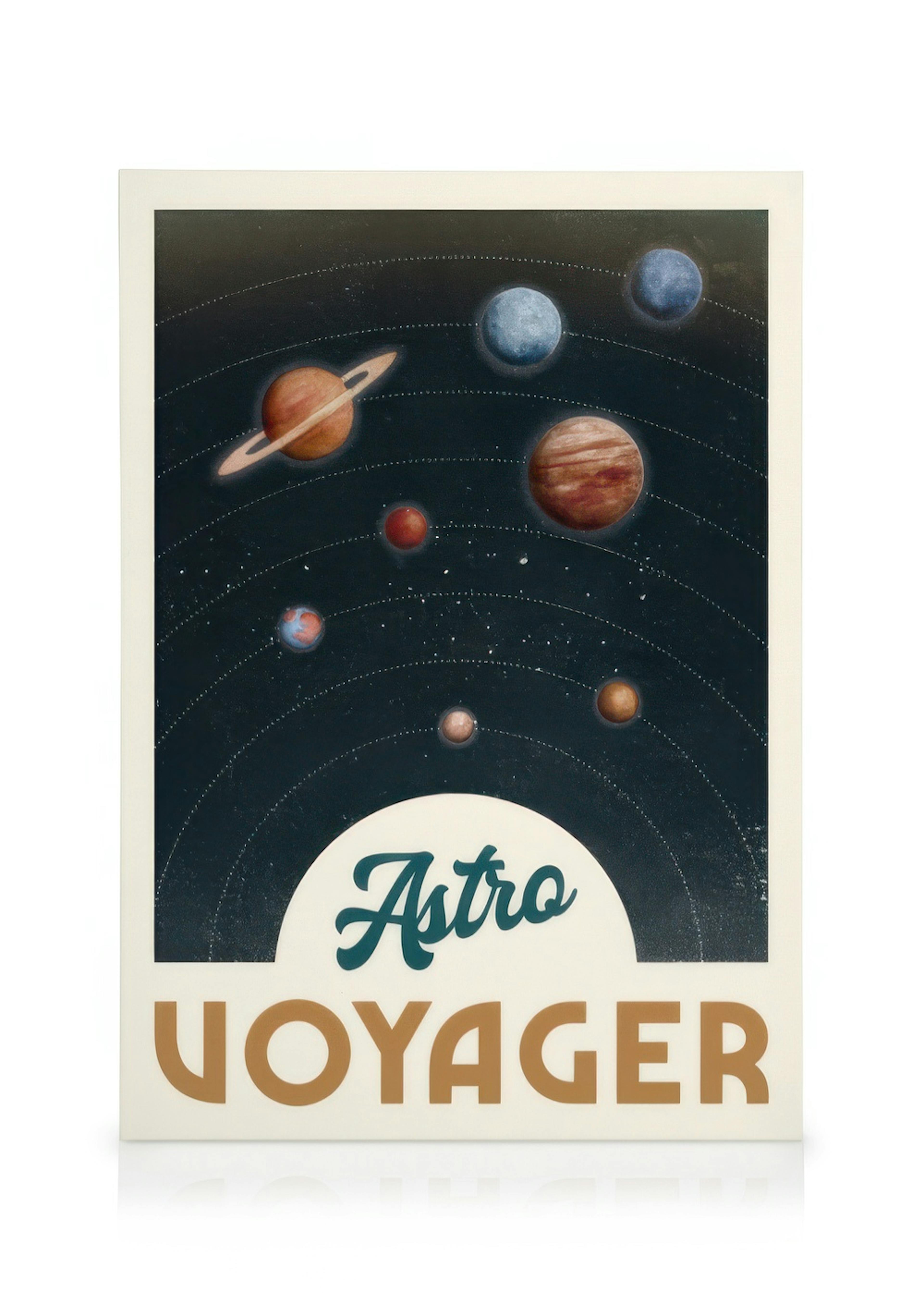 Ein Leinwandbild mit einer Retro-Illustration von Planeten und Sternenbahnen auf dunklem Hintergrund über dem Schriftzug Astro V