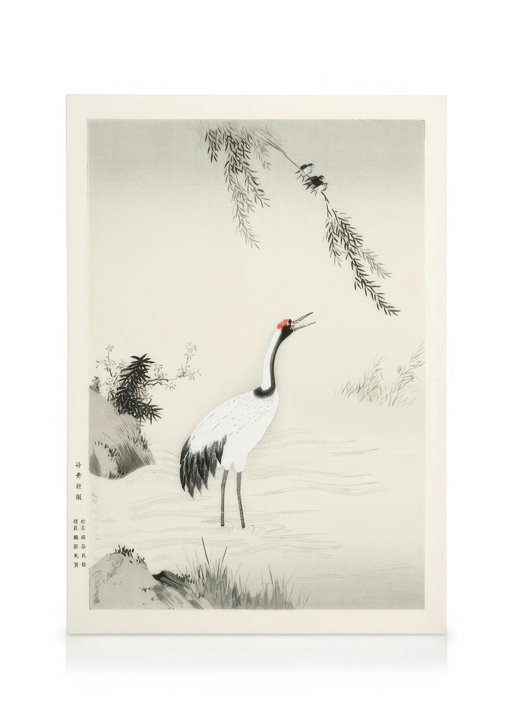 Obraz na płótnie przedstawiający żurawia japońskiego stojącego w wodzie, z otwartym dziobem, pod gałęziami wierzby.
