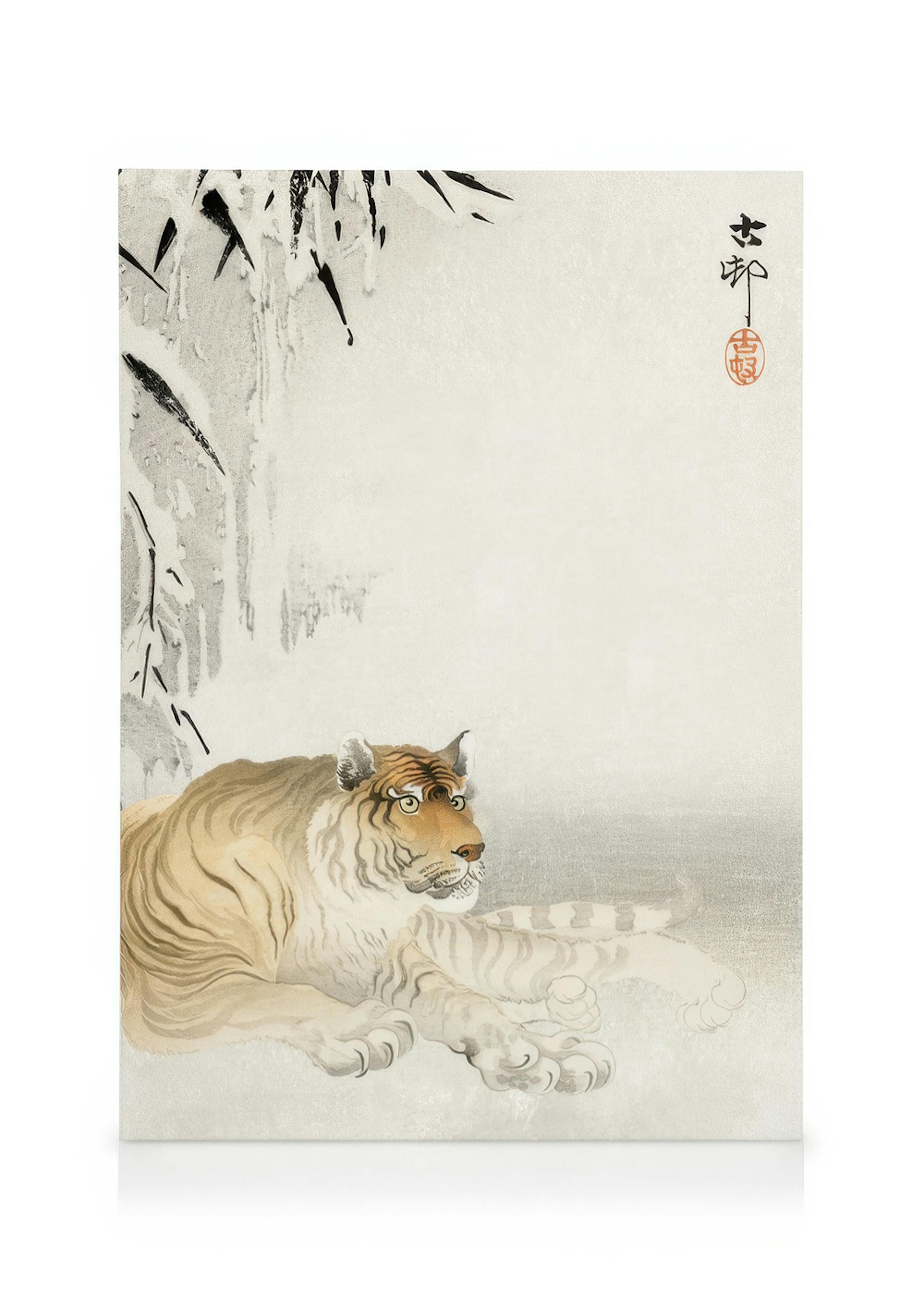 Leinwandbild mit einem ruhenden Tiger im japanischen Stil, umgeben von Bambus und Schnee, mit Kalligraphie oben rechts.