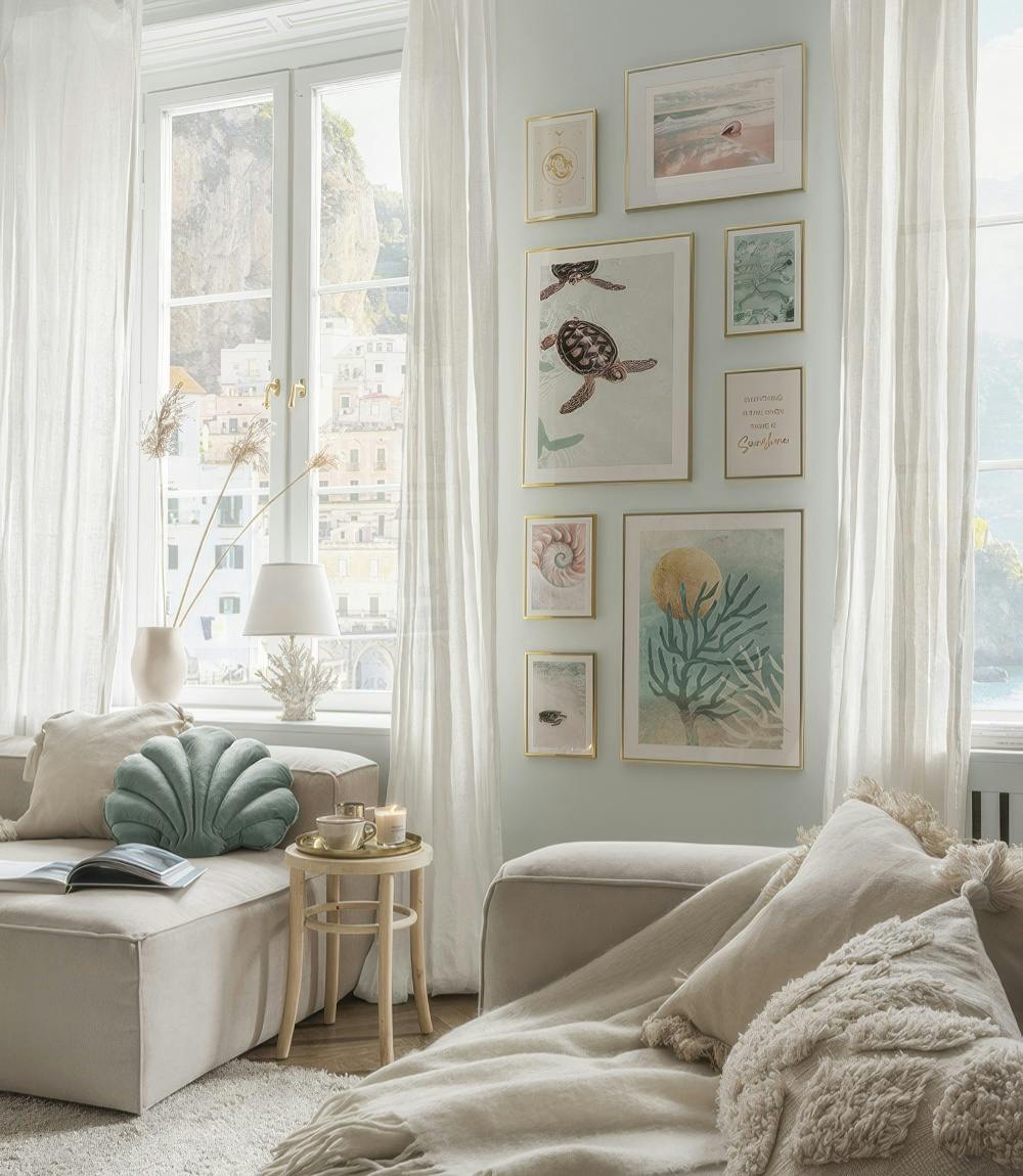 Décoration murale avec des posters marins et des affiches de coraux aux couleurs bleues avec des cadres dorés pour le salon (ONE SIZE) - Poster Store