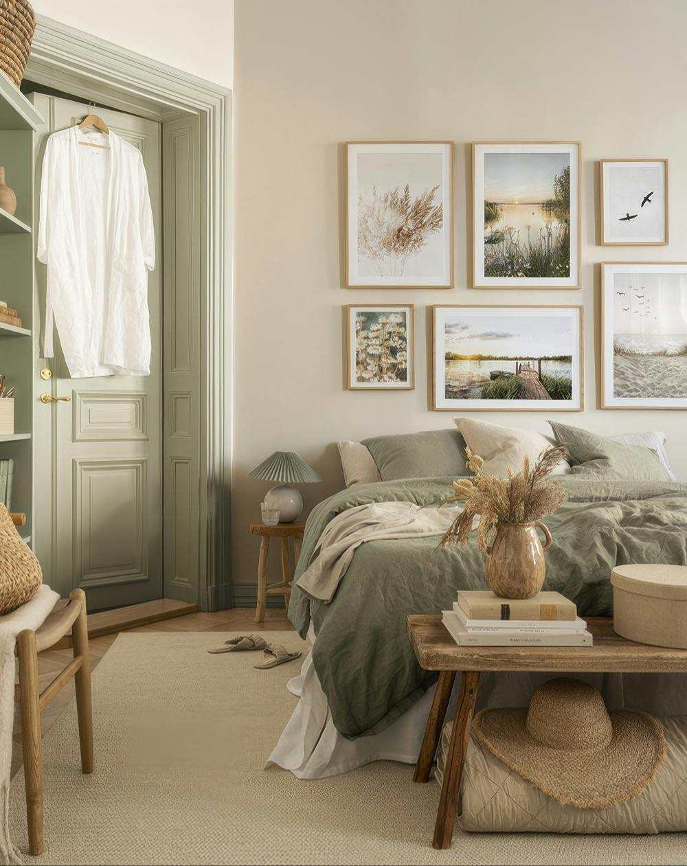 Tavelvägg i beige och gröna toner med naturposters med ekramar för sovrummet (ONE SIZE) - Poster Store
