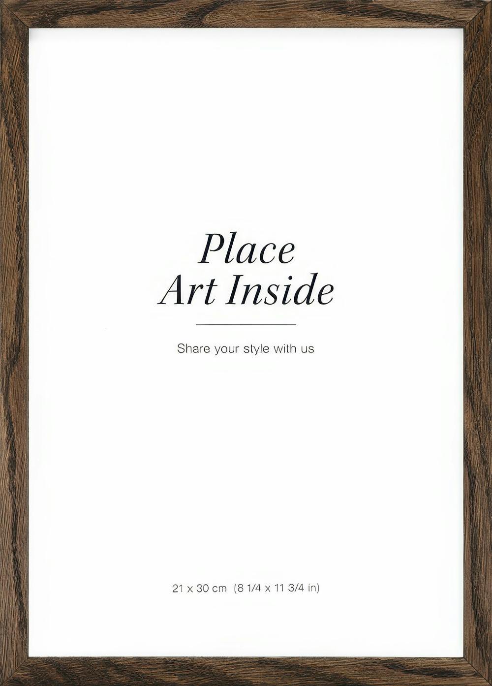Ein Poster mit weißem Hintergrund und dem Text Place Art Inside in Schwarz in einem dunklen Holzrahmen.