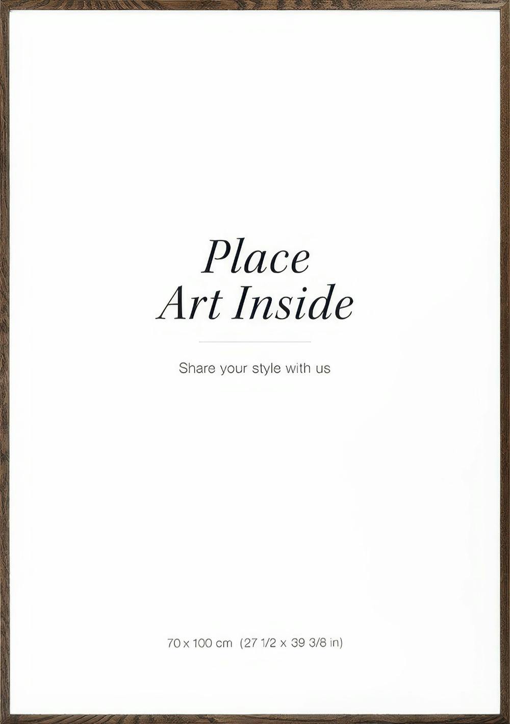 Een poster met een lege witte ruimte voor kunst, omringd door een donkerbruine, houten lijst.
