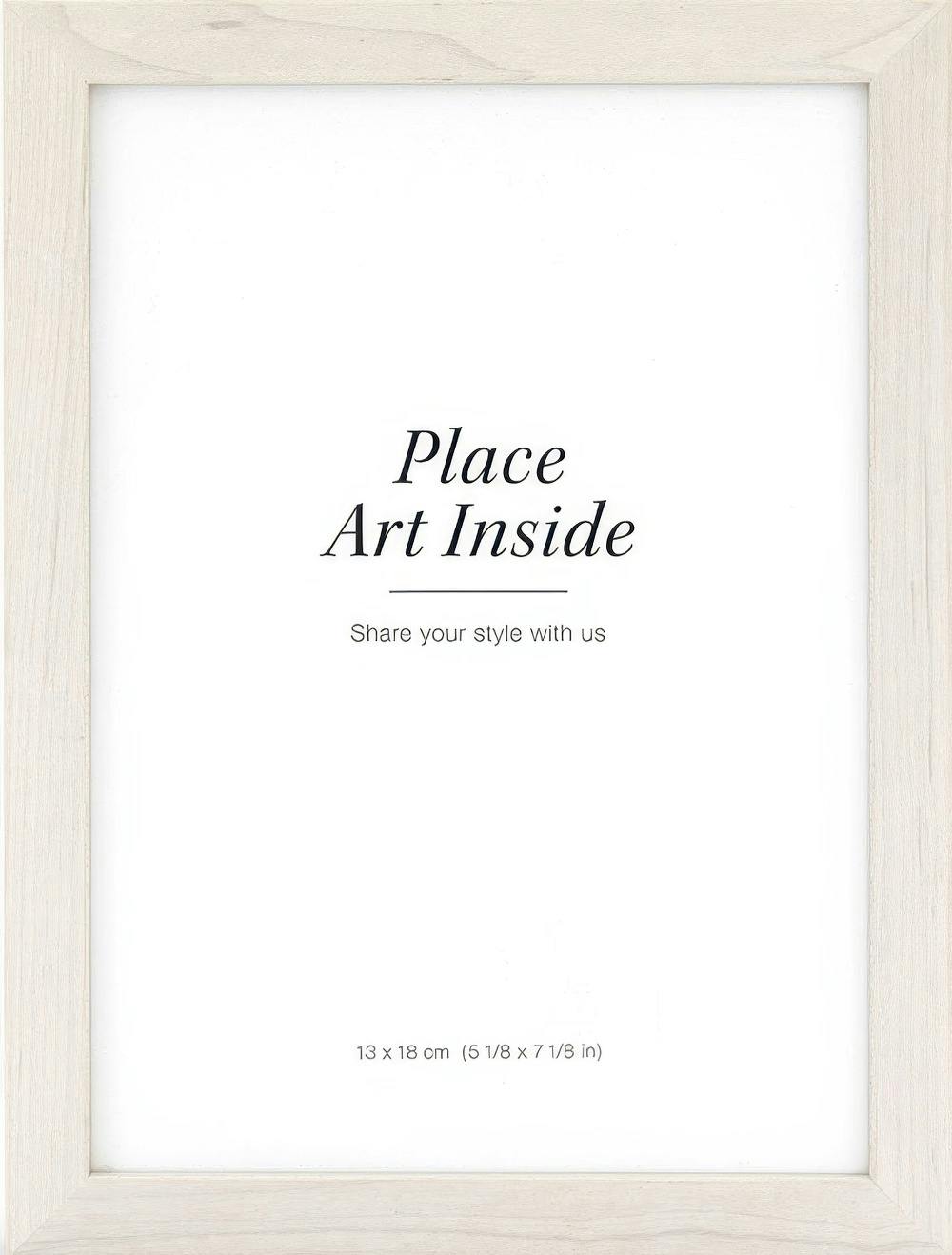 밝은 우드 프레임에 Place Art Inside 문구가 인쇄된 흰색 배경의 포스터.