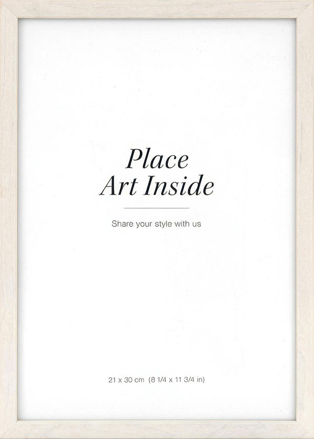 白木のフレームに白い紙が入ったポスターで、中央に「Place Art Inside」と書かれている。