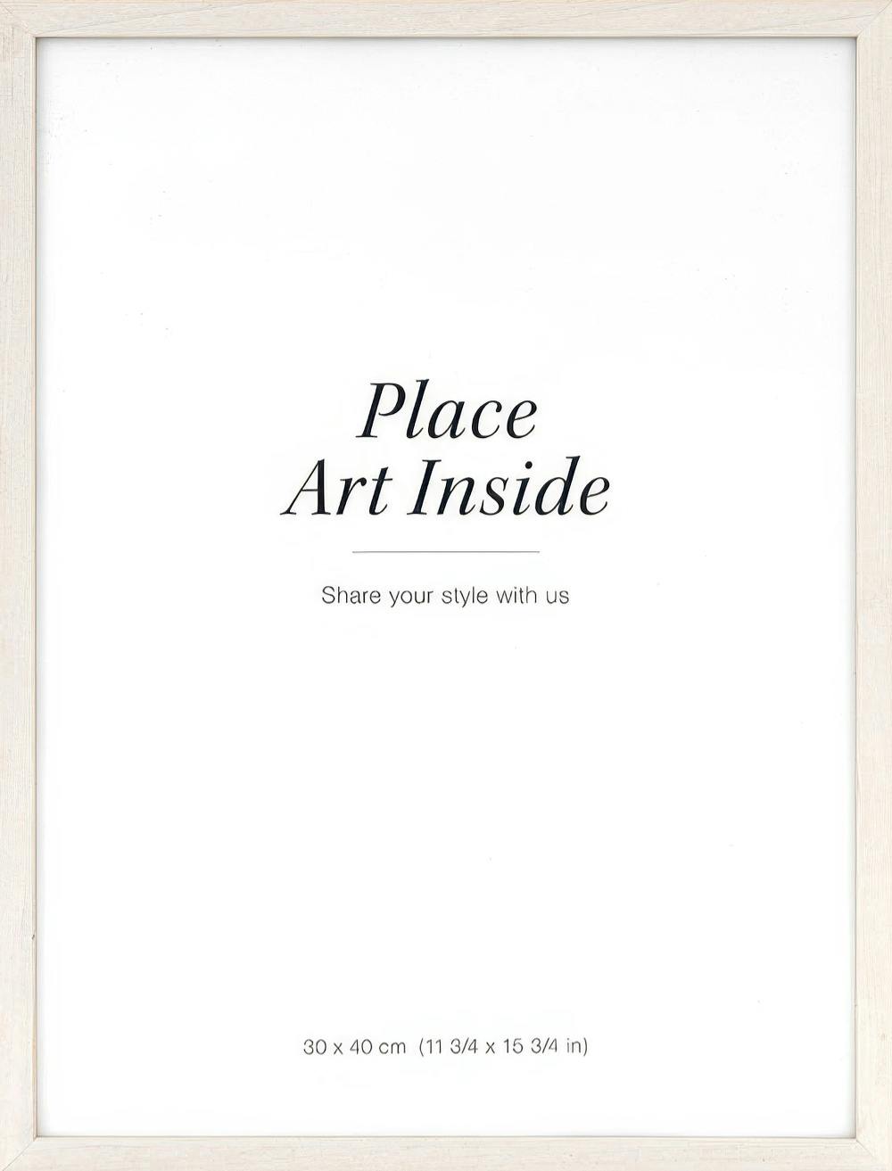 Poster avec linscription Place Art Inside et Share your style with us sur fond blanc, entouré dun cadre clair.