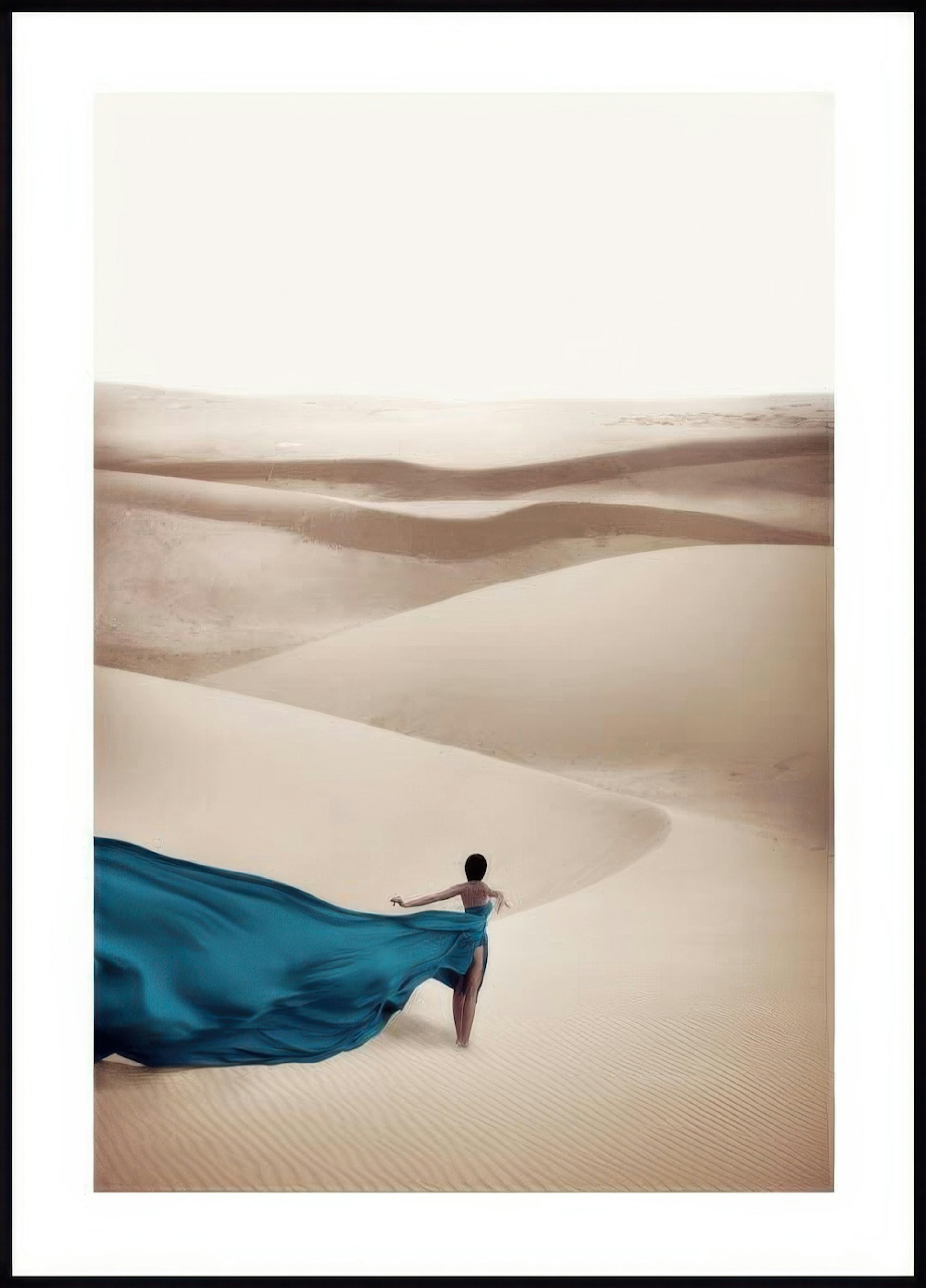 Poster dune femme en robe fluide turquoise marchant dans un désert de dunes de sable, vue de dos.