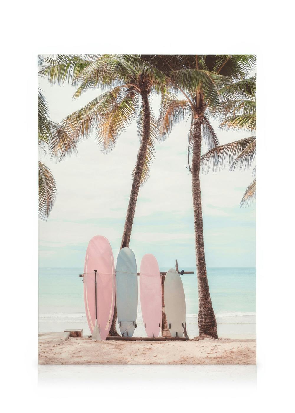 Toile dune plage tropicale avec des palmiers et des planches de surf pastel sur le sable.