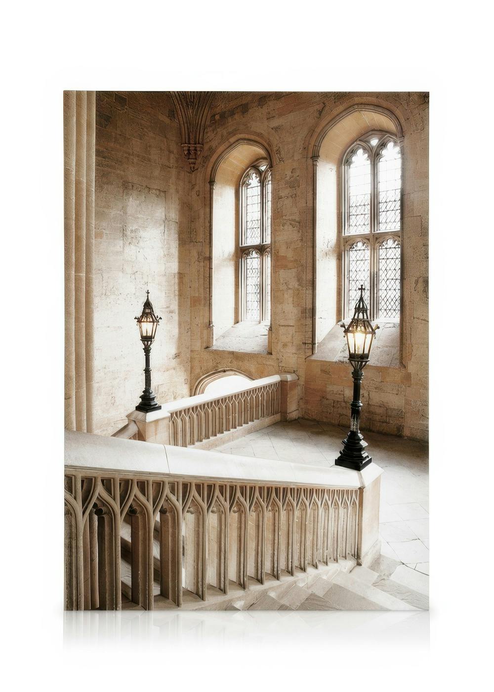 Lienzo de una gran escalera de piedra con barandilla esculpida y dos faroles antiguos en un edificio gótico.
