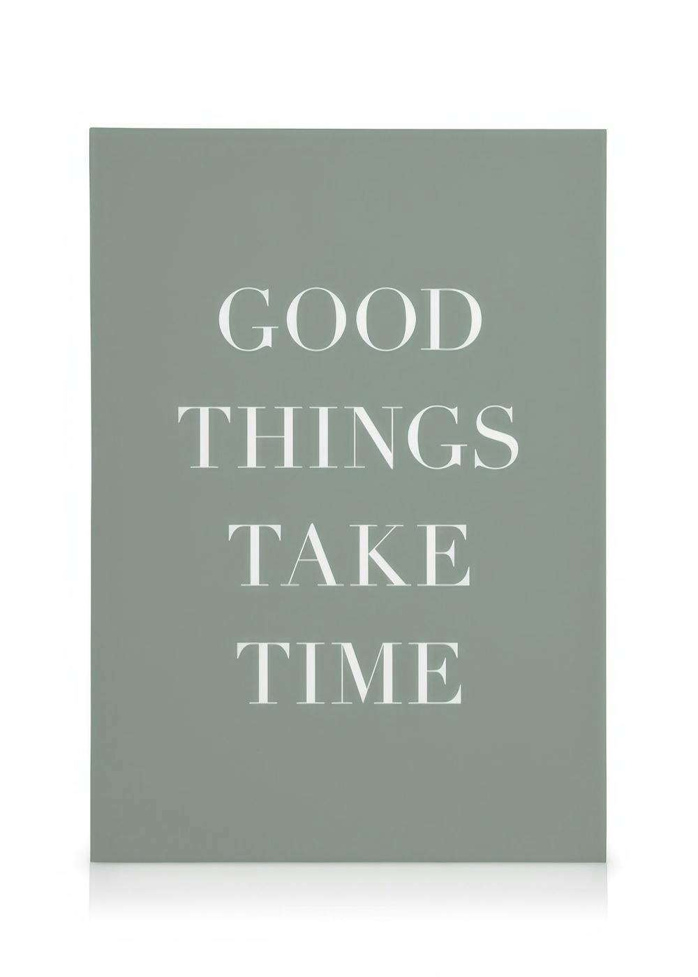 Toile vert sauge avec linscription GOOD THINGS TAKE TIME en lettres blanches.