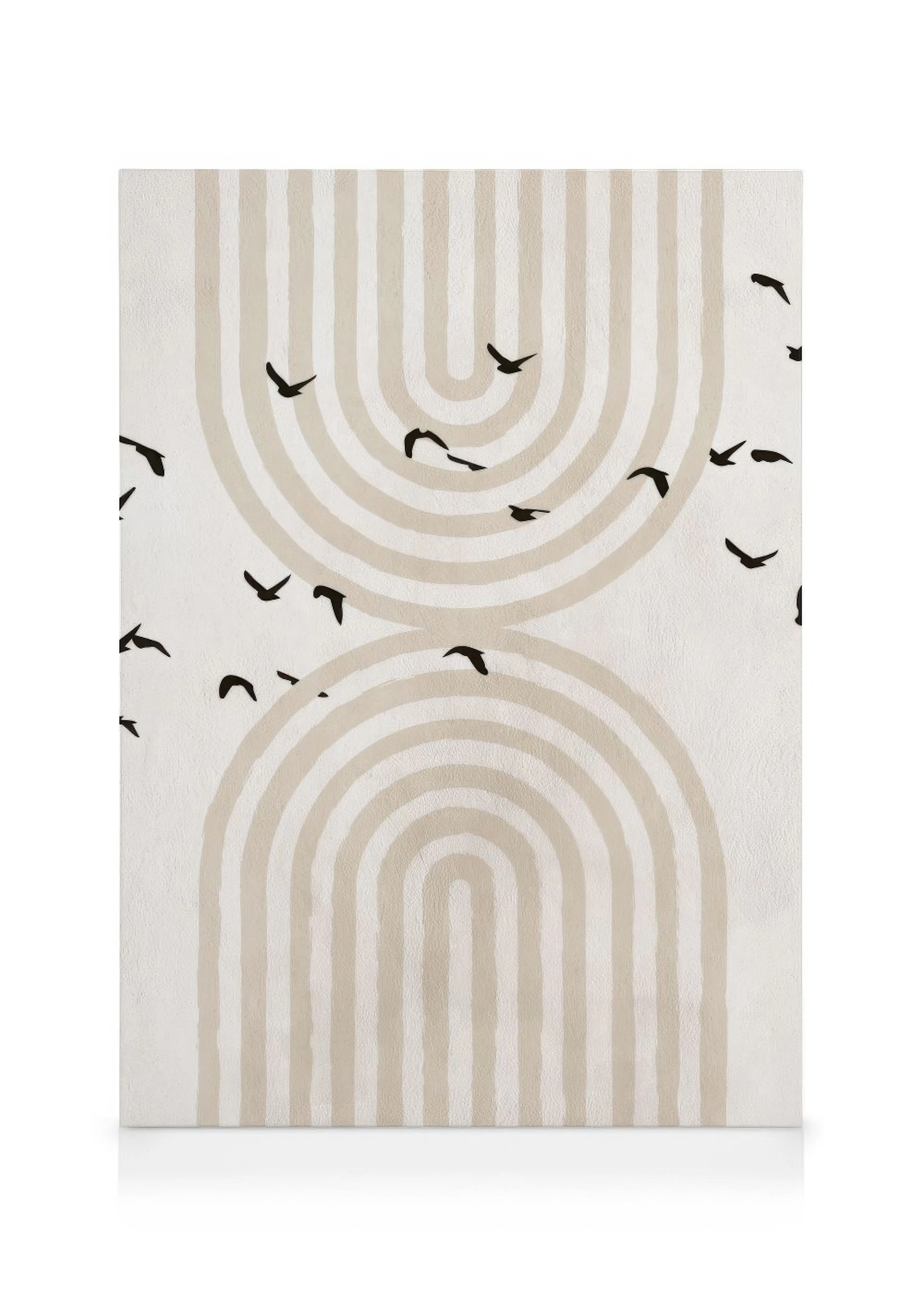 Toile abstraite avec des arcs beiges et des silhouettes doiseaux noirs volants sur fond clair.