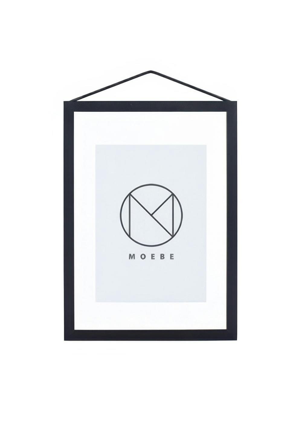 Ein Poster mit dem schwarzen geometrischen MOEBE-Logo in einem Kreis auf weißem Hintergrund.