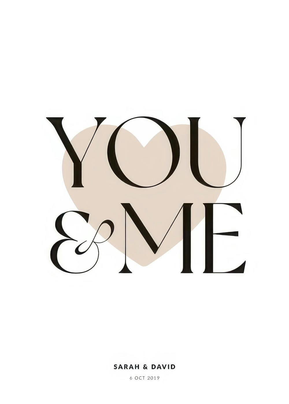 Plakat personalizowany z napisem YOU & ME na beżowym sercu oraz imionami i datą na dole.