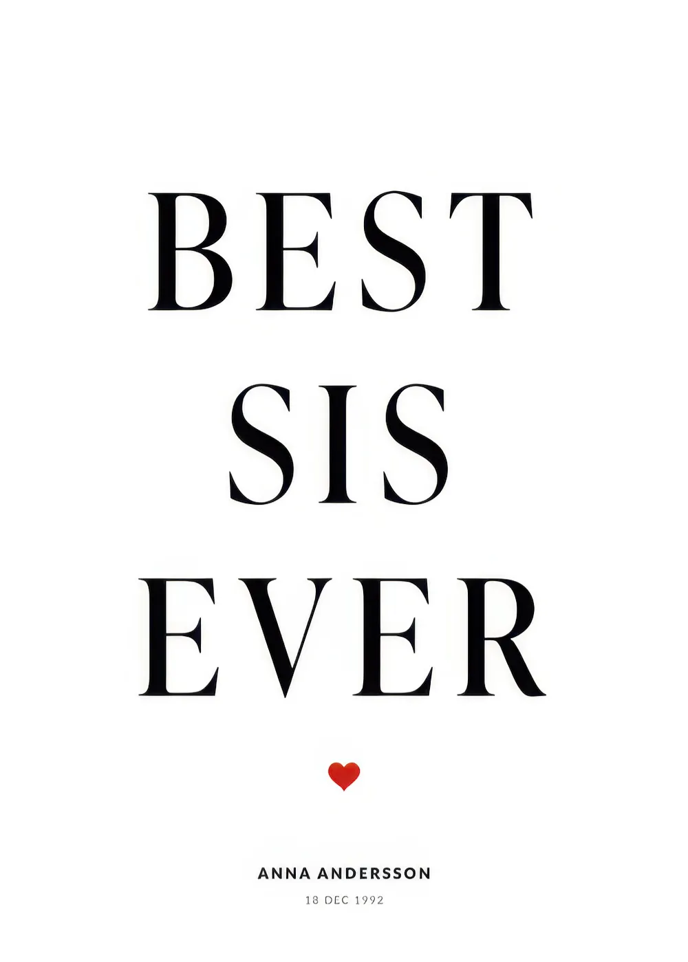 Ein personalisiertes Poster mit dem Text BEST SIS EVER in Schwarz, darunter ein rotes Herz und personalisierbare Daten.