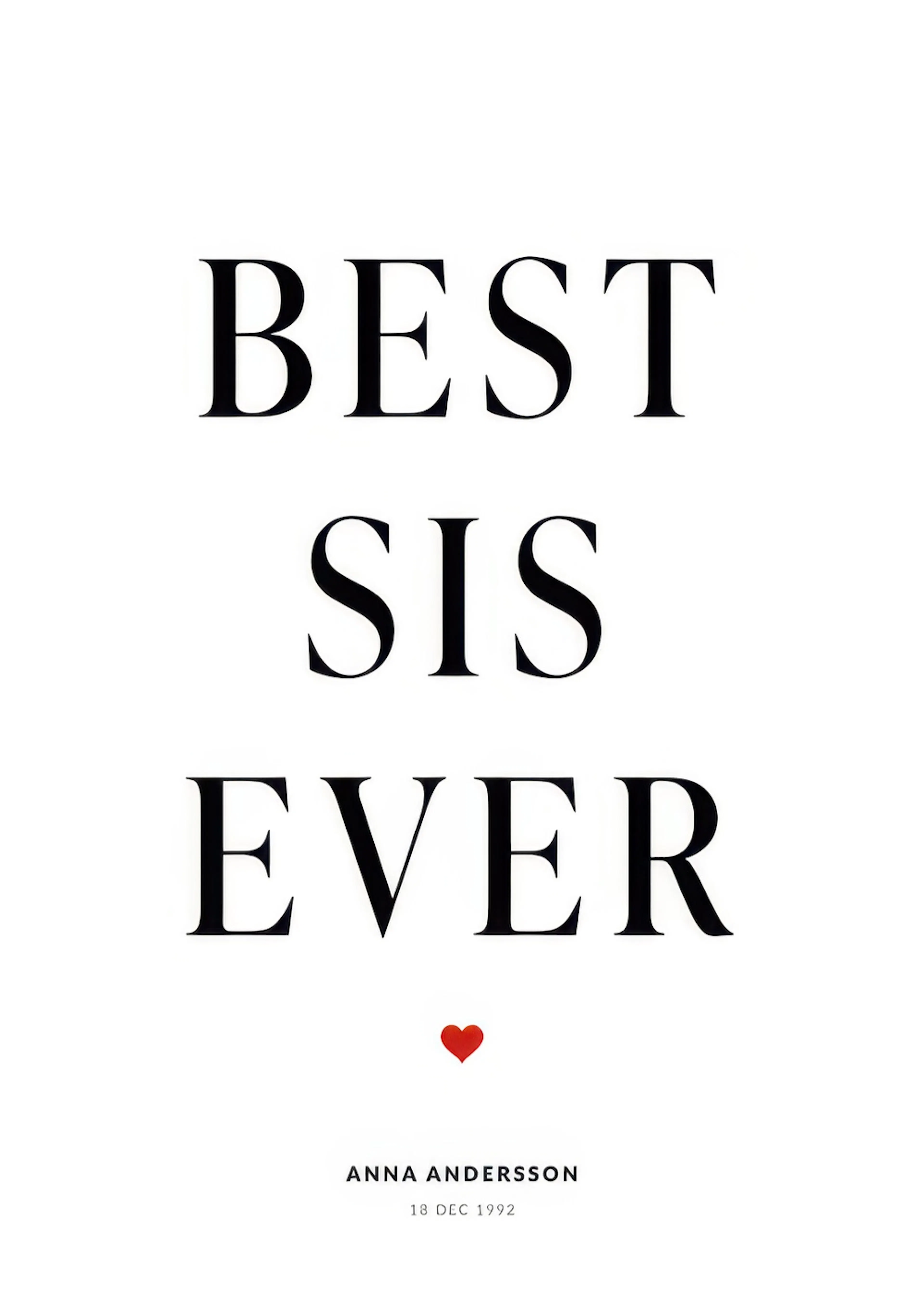 Ein personalisiertes Poster mit dem Text BEST SIS EVER in Schwarz, darunter ein rotes Herz und personalisierbare Daten.