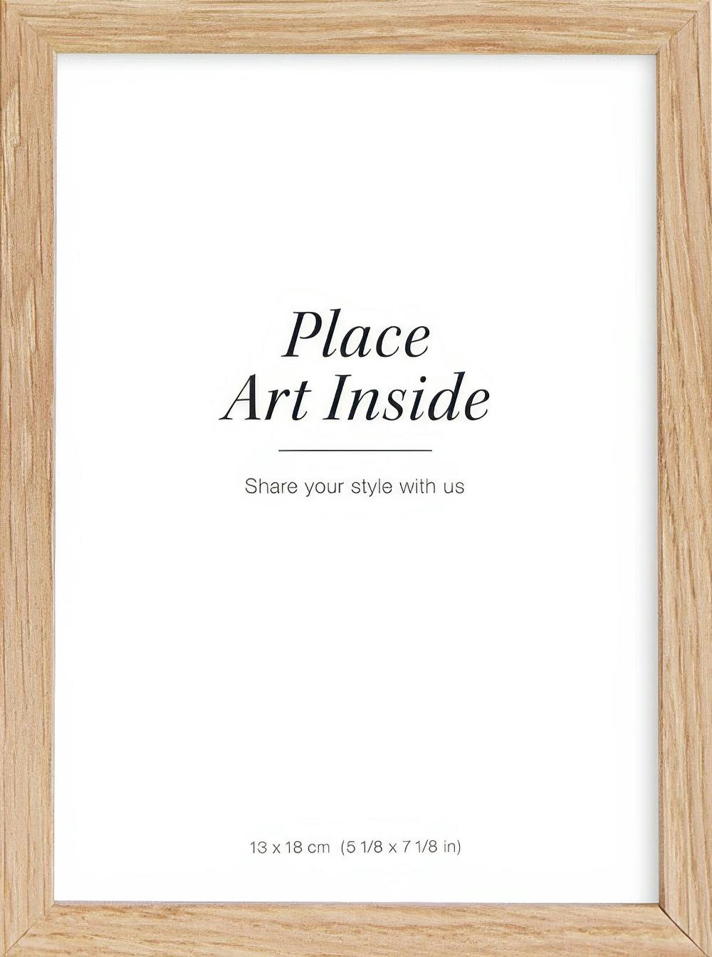 원목 프레임에 Place Art Inside 문구가 적힌 빈 공간을 보여주는 포스터