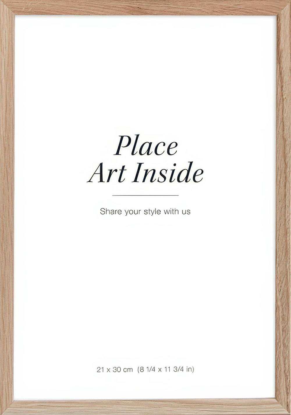 Póster en blanco con texto Place Art Inside enmarcado con un borde de madera claro.