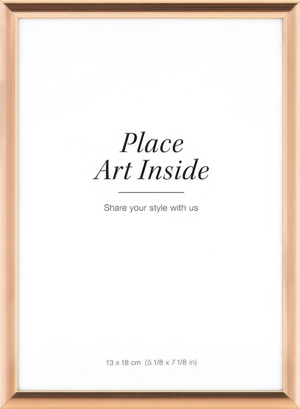 Ein Poster im kupferfarbenen Rahmen mit dem Text Place Art Inside und Share your style with us auf weißem Hintergrund.