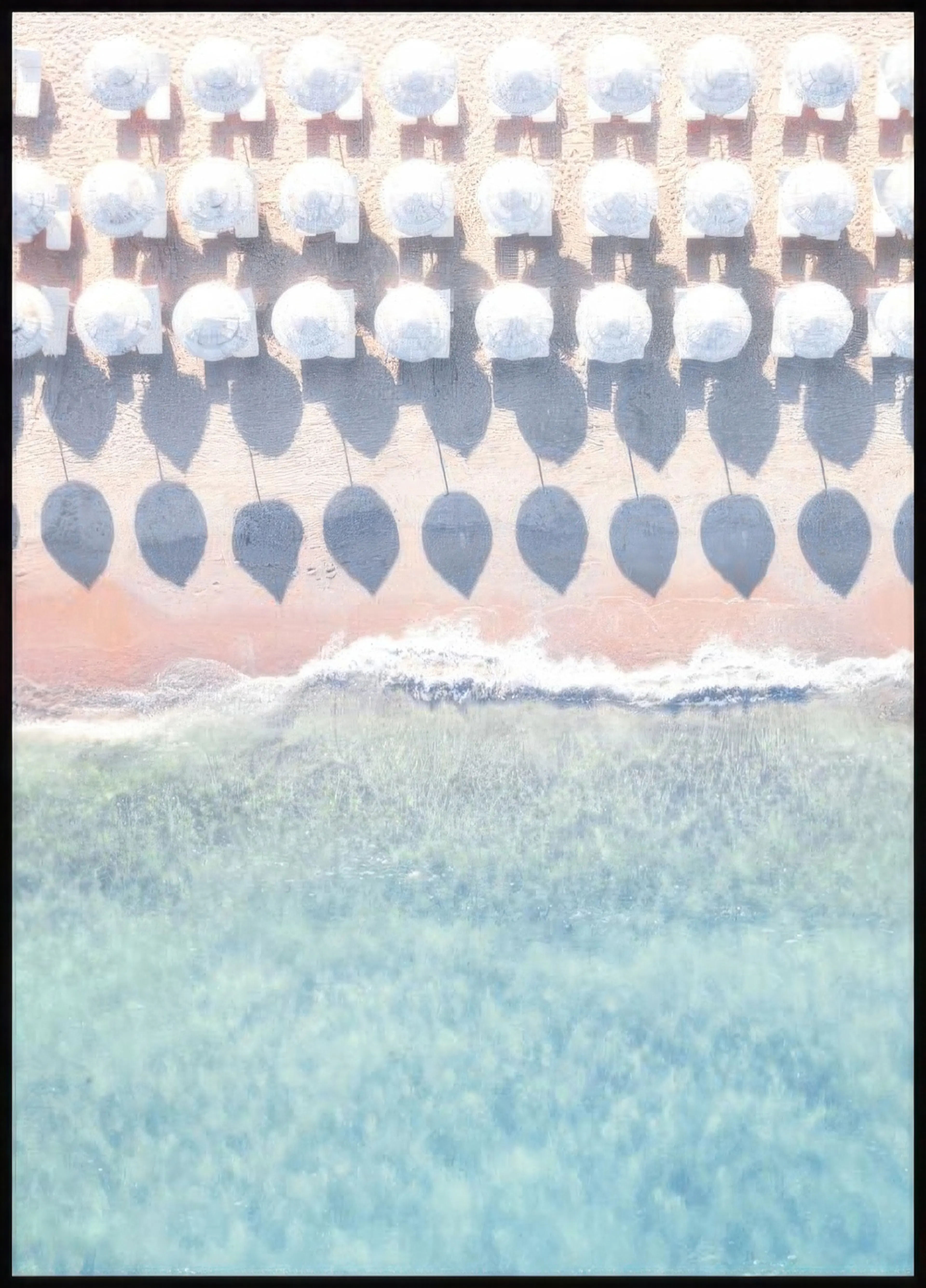 Plakat przedstawiający widok z lotu ptaka na plażę z rzędami białych parasoli rzucających cienie, różowym piaskiem i turkusowymi