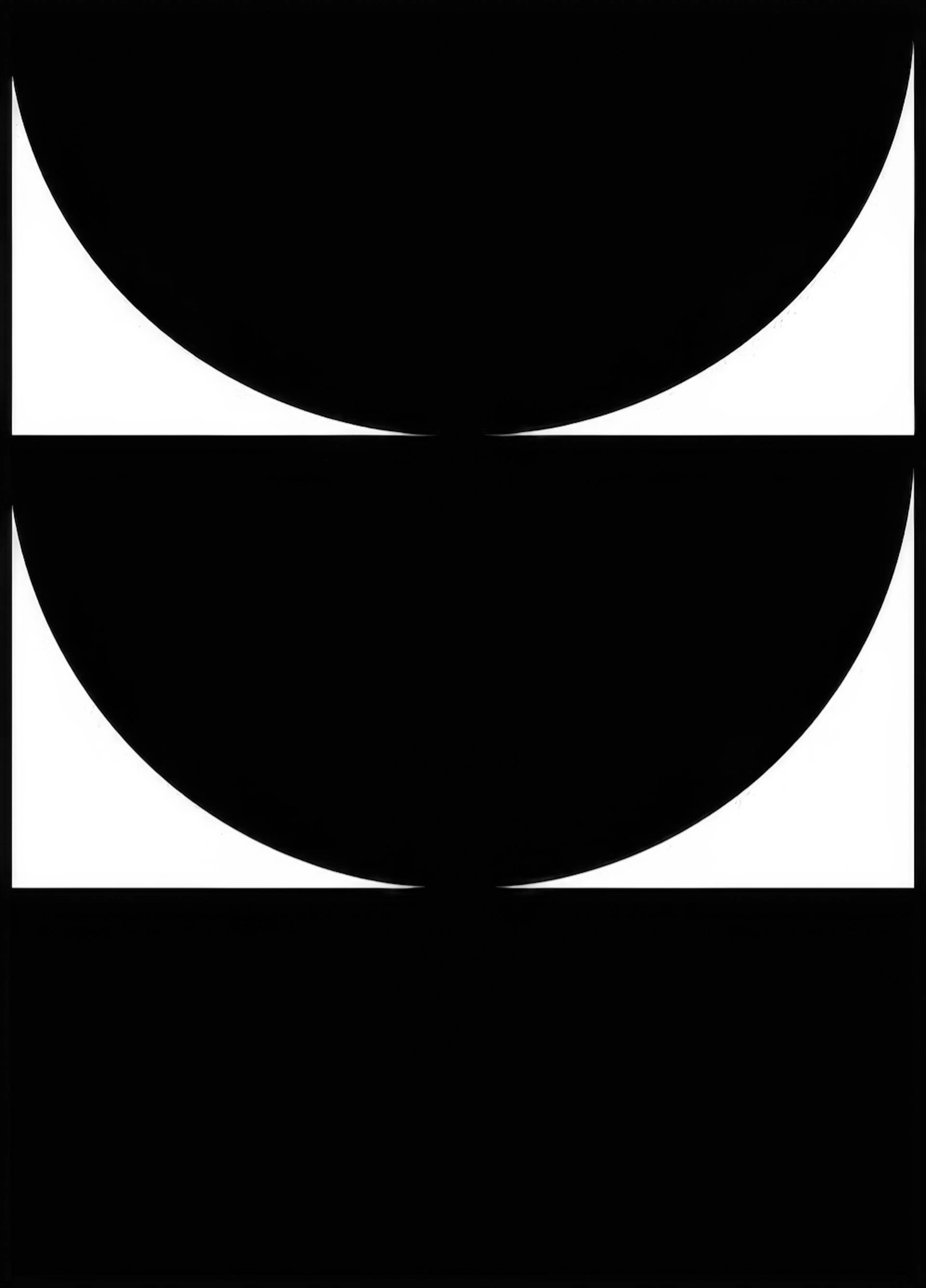 Mustavalkoinen abstrakti juliste, jossa on neljä kaarevaa valkoista muotoa mustalla taustalla.