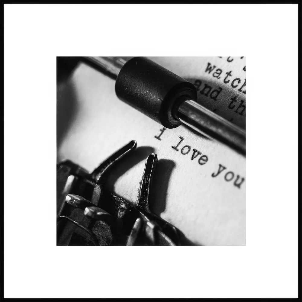 Mustavalkoinen valokuvajuliste, jossa vanhan kirjoituskoneen paperilla lukee I love you ja taustalla watch and th.
