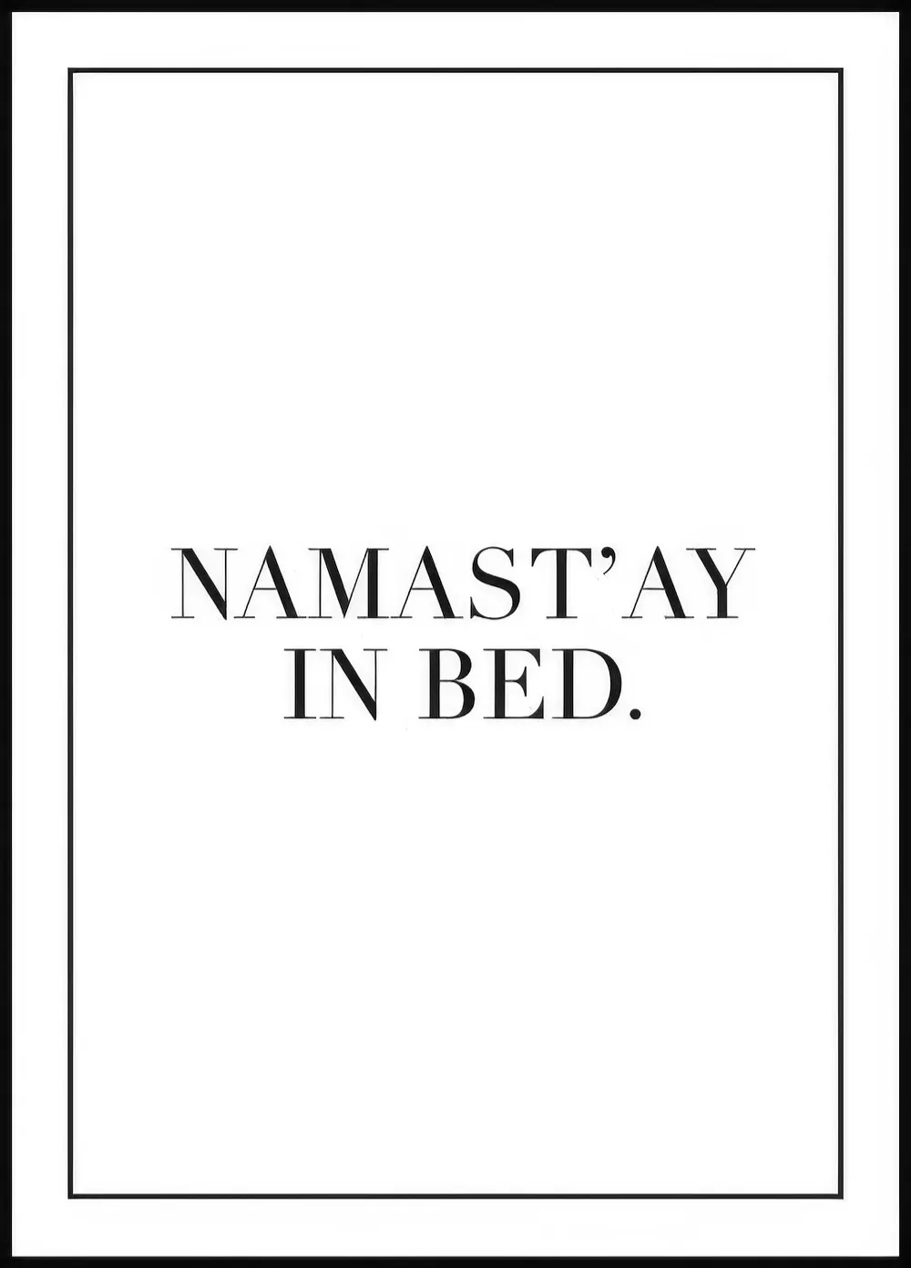 白い背景に「NAMASTAY IN BED.」の黒いテキストが中央に配置されたミニマルなポスター。