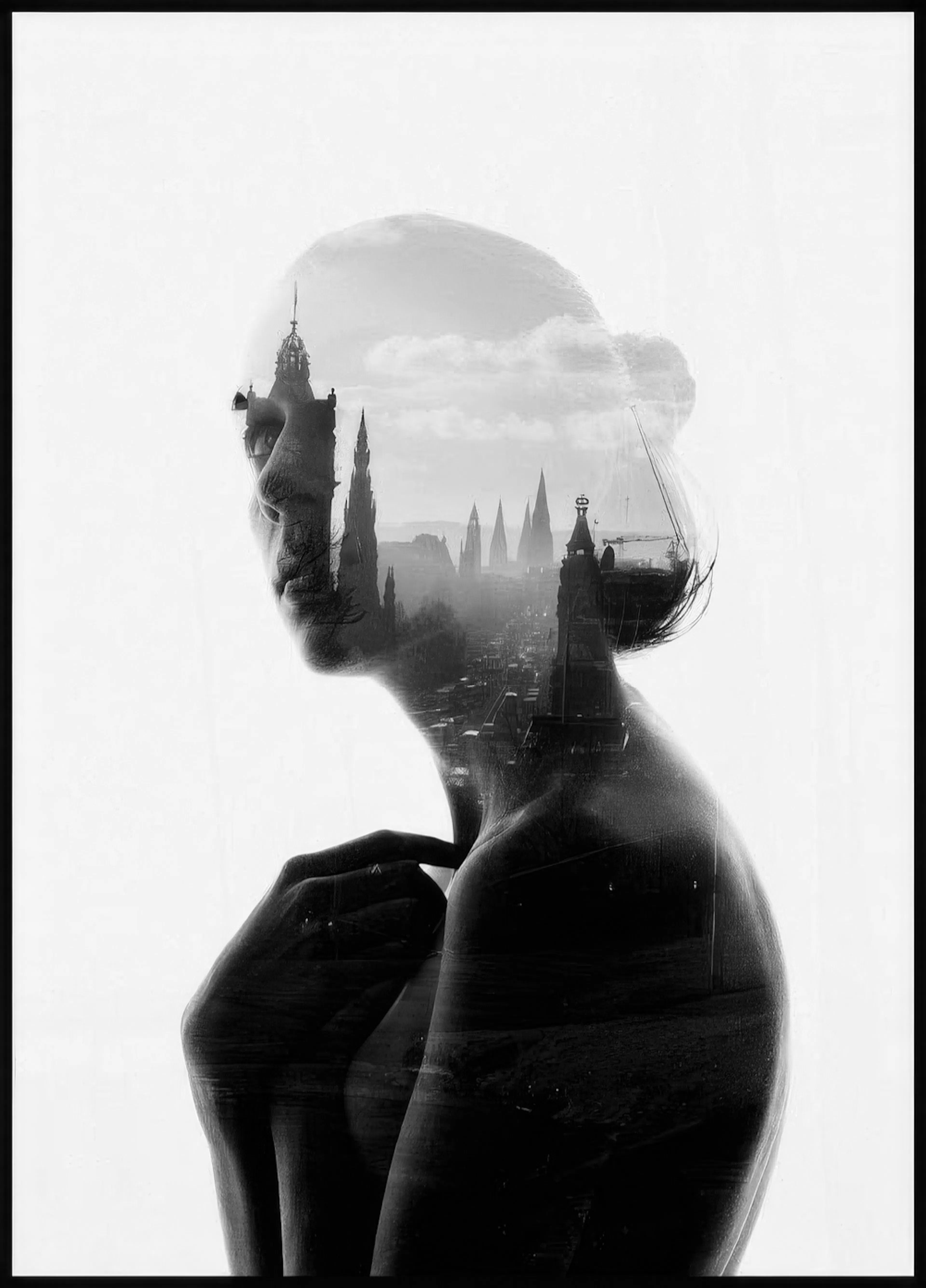 Mustavalkoinen juliste, jossa naisen siluetin sisällä on kaupunkimaisema pilvineen ja torneineen.