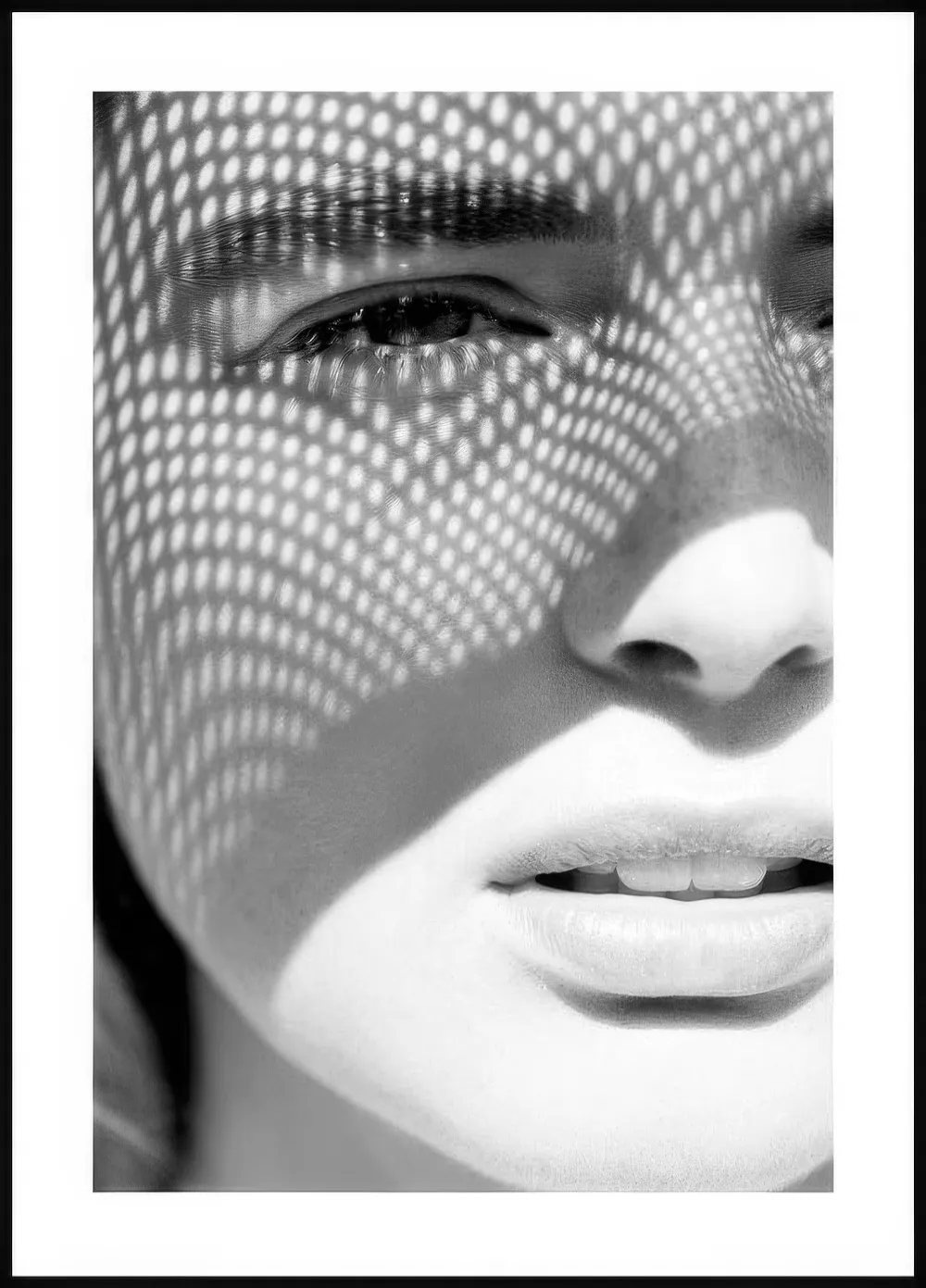 Plakát s černobílou fotografií tváře ženy s tečkovaným stínem přes obličej.