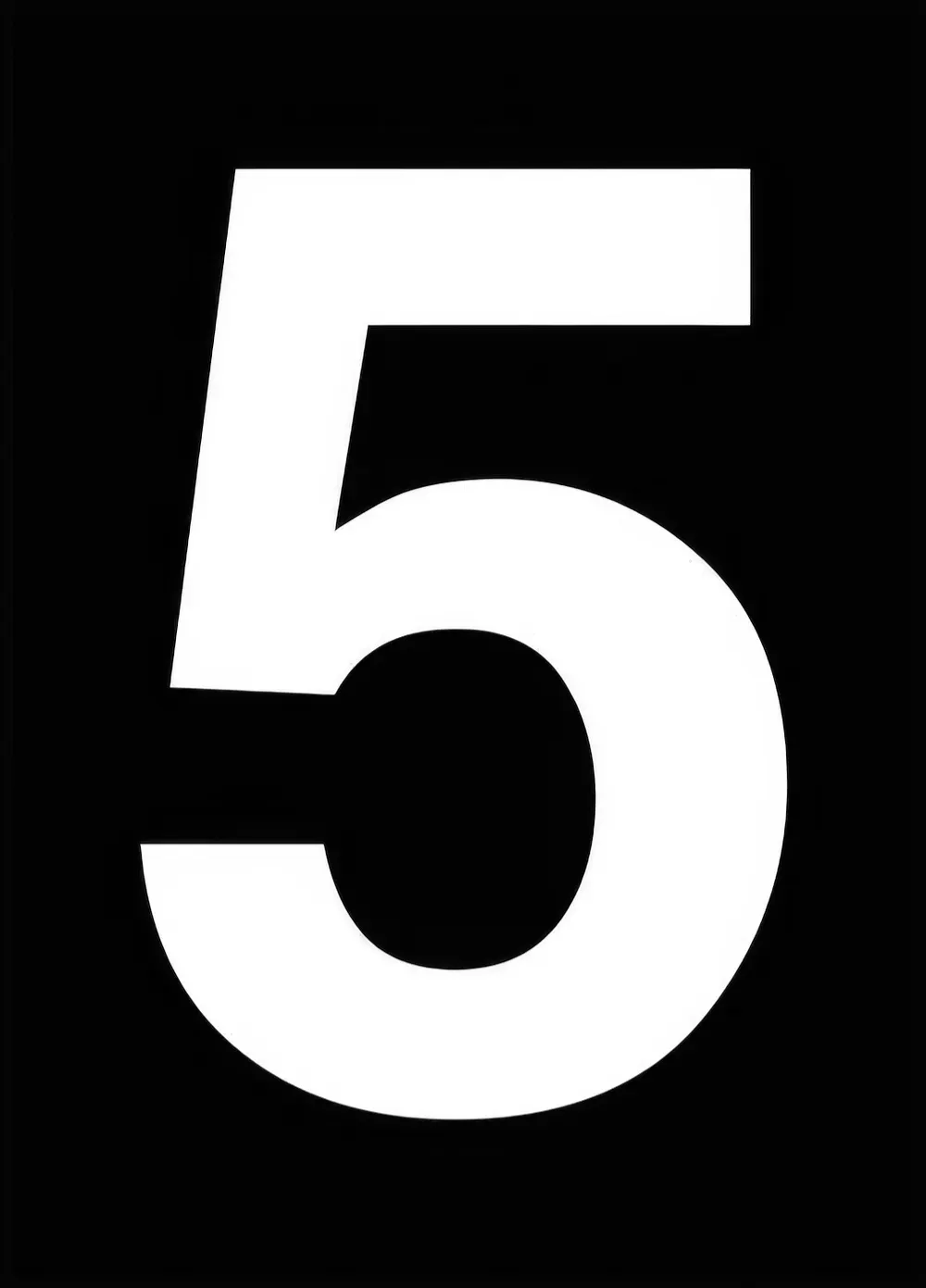 Mustavalkoinen juliste, jossa on minimalistinen valkoinen numero viisi mustalla taustalla.