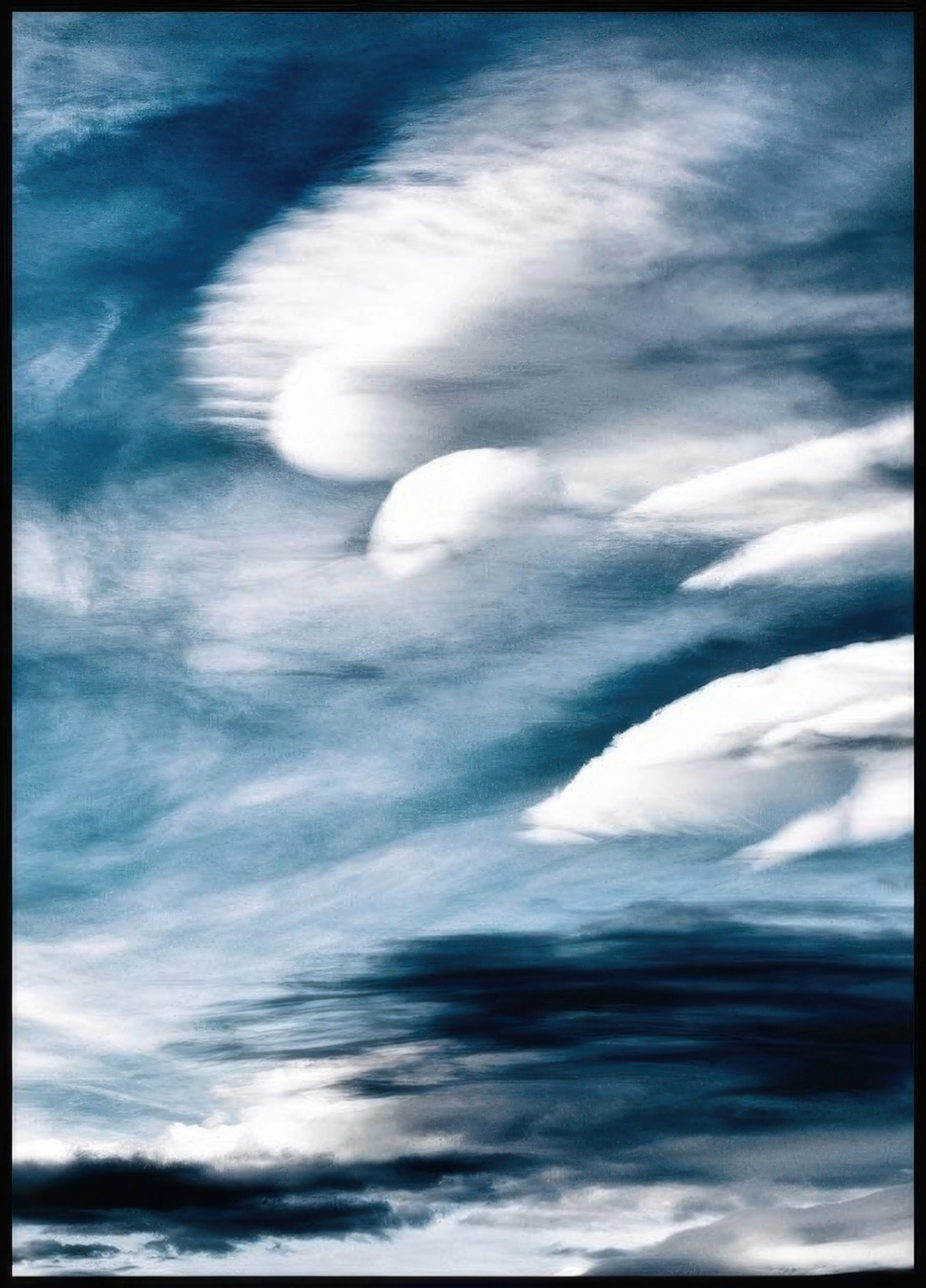 Velký plakát s abstraktním digitálním uměním v hlubokých modrých a bílých tónech, připomínající oblohu s mraky.