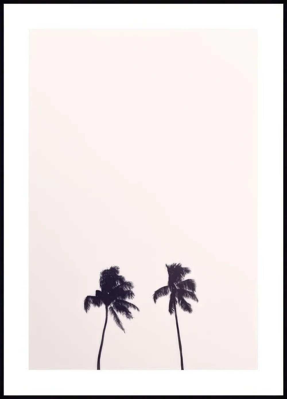 Plakát s minimalistickým motivem dvou siluet palem na světle růžovém pozadí.