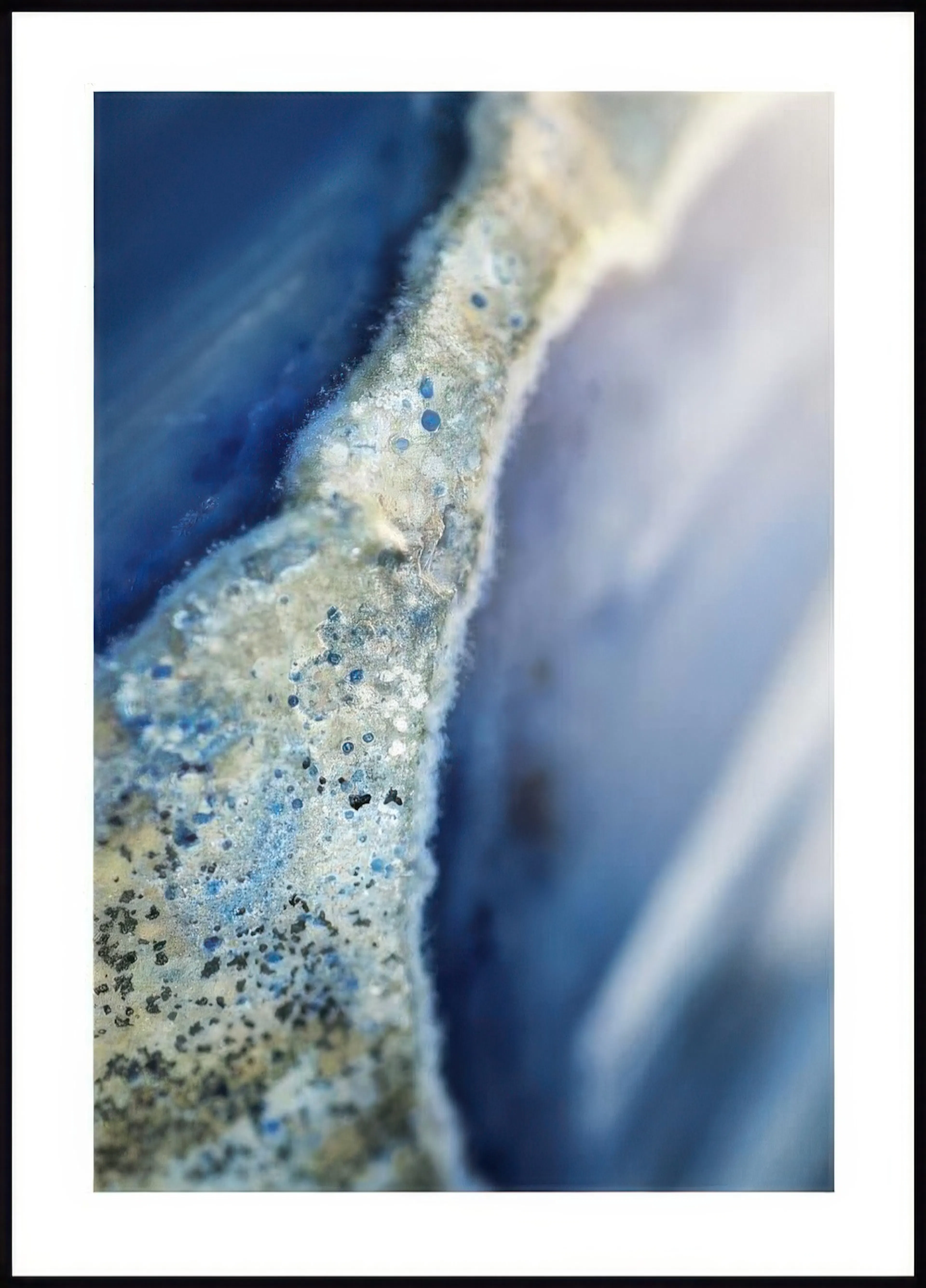 Plakát s detailním záběrem na modrý minerál s drsnou texturou a žlutými, modrými a černými skvrnami.