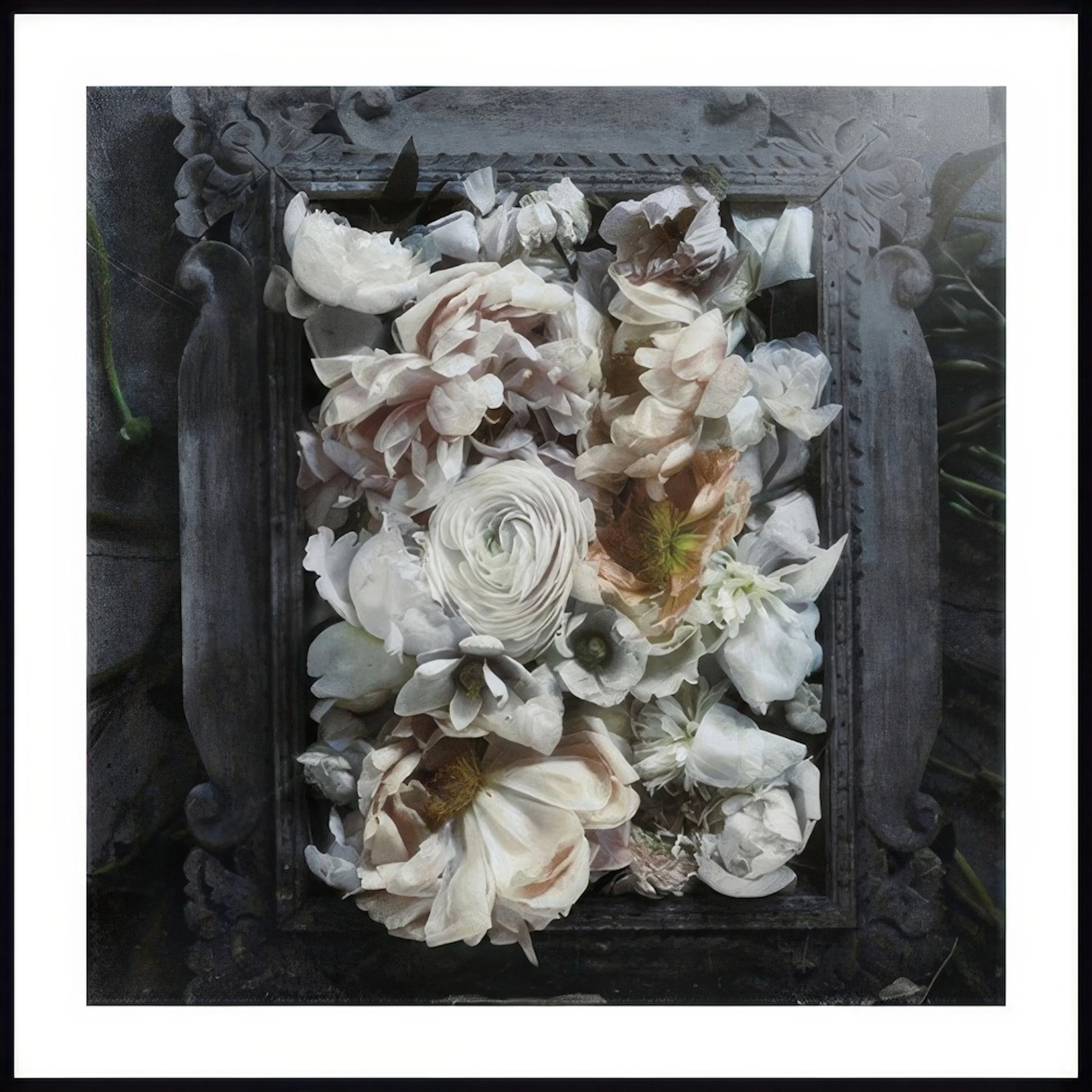 Poster floral avec des pivoines et renoncules aux teintes pastel disposées dans un cadre en bois sombre.