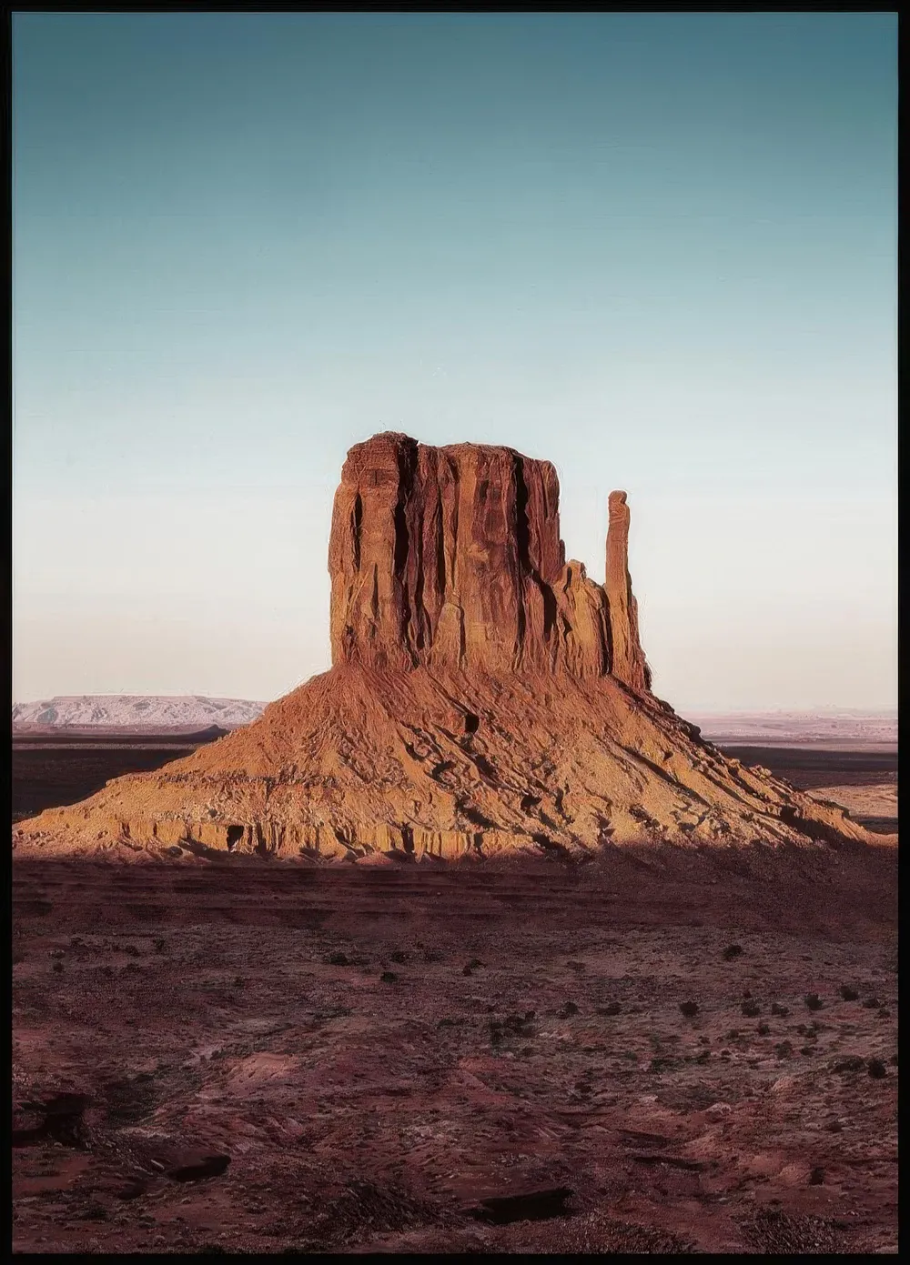 Poster eines Monolithen im Monument Valley aus rotem Sandstein unter hellem Himmel.